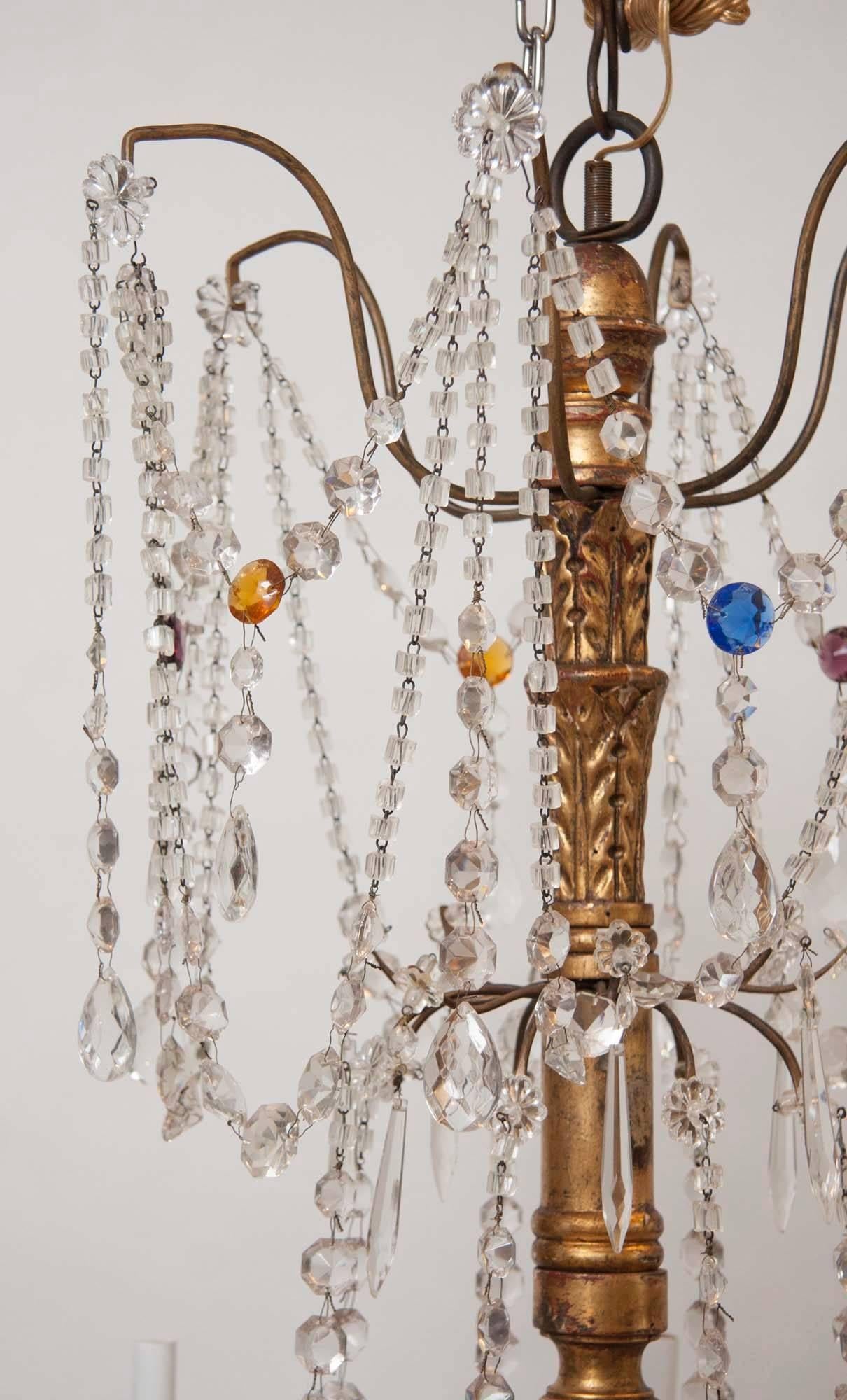 Italienischer italienischer Kronleuchter aus vergoldetem Genfholz und Kristall aus dem 18. Jahrhundert (18. Jahrhundert und früher) im Angebot