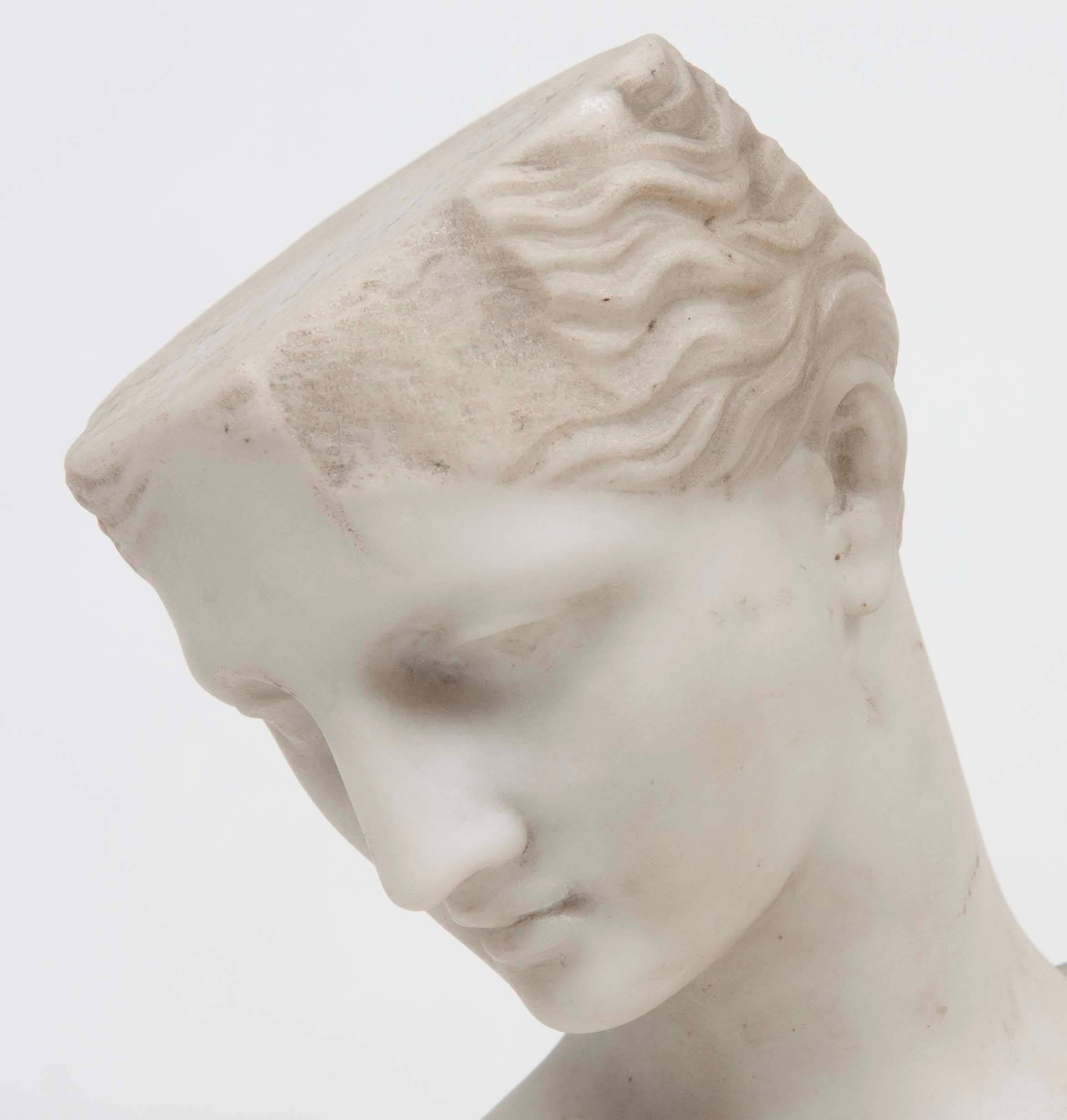 Psyche von Capua. Büste der Venus aus weißem Marmor, nach antikem Vorbild.
Italien, Ende des 19. Jahrhunderts.
Beschriftet: 
