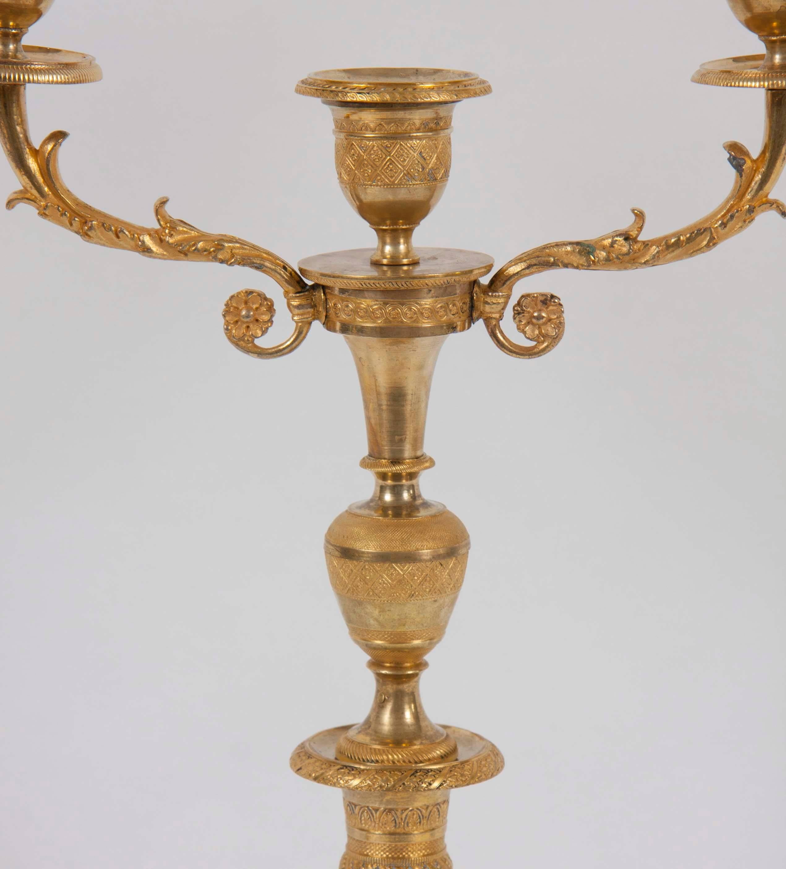 Paar französische Kerzenständer aus vergoldeter Bronze aus dem 19. Jahrhundert (Französisch) im Angebot