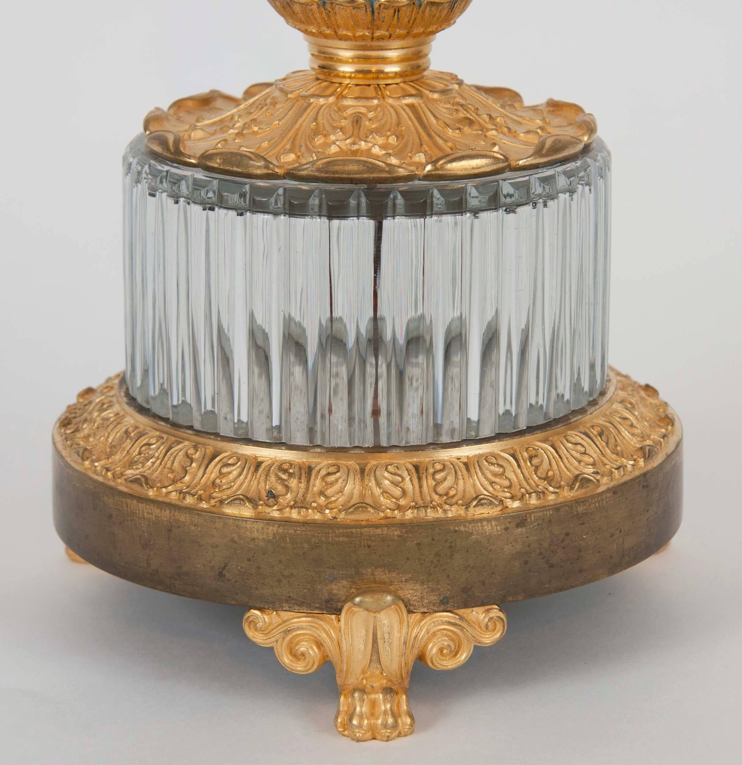 Pièce centrale en verre taillé avec des montures en bronze doré. Fente capillaire dans la cuvette.