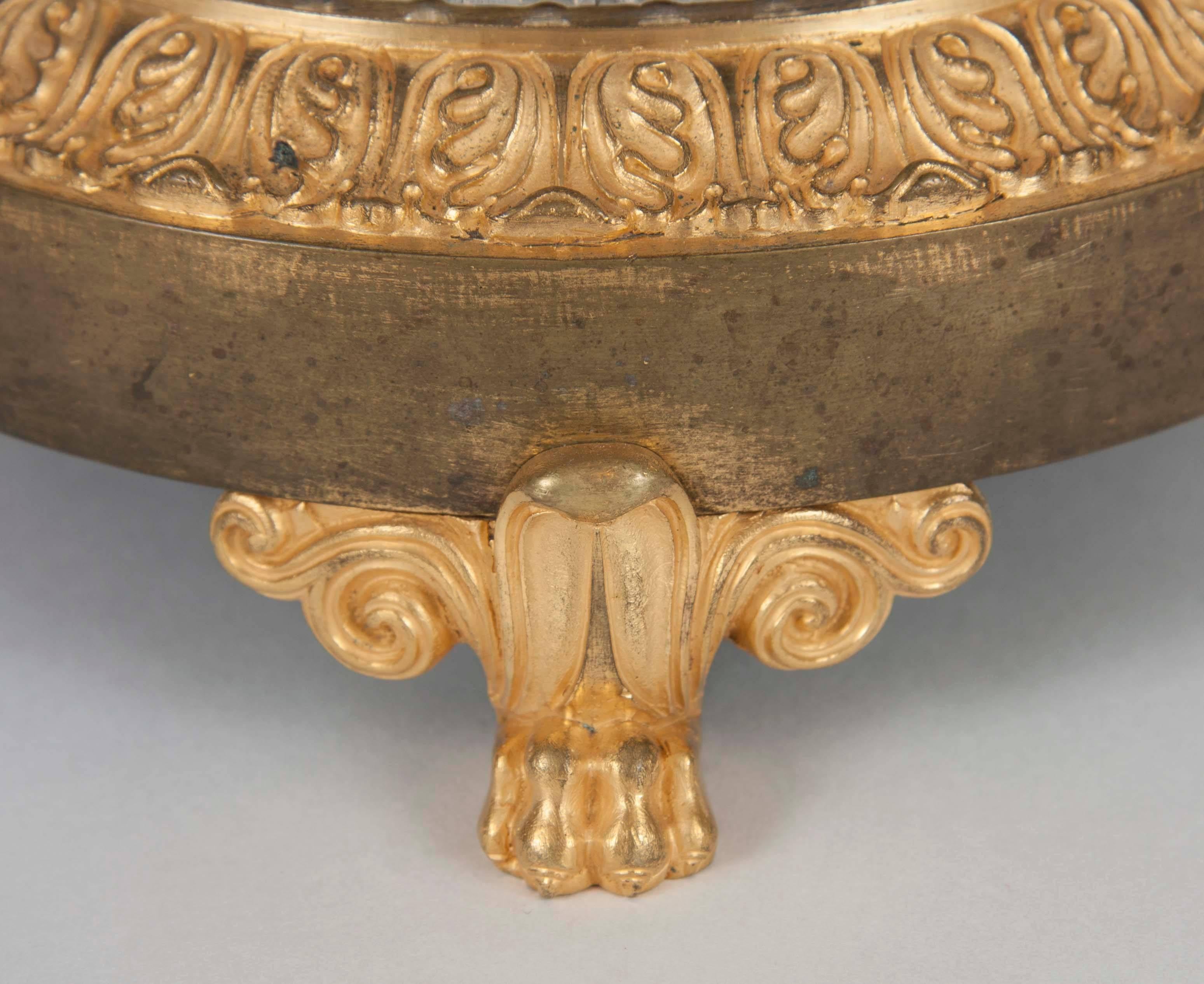 Français Centre de table du début du XIXe siècle en bronze doré et verre taillé en vente