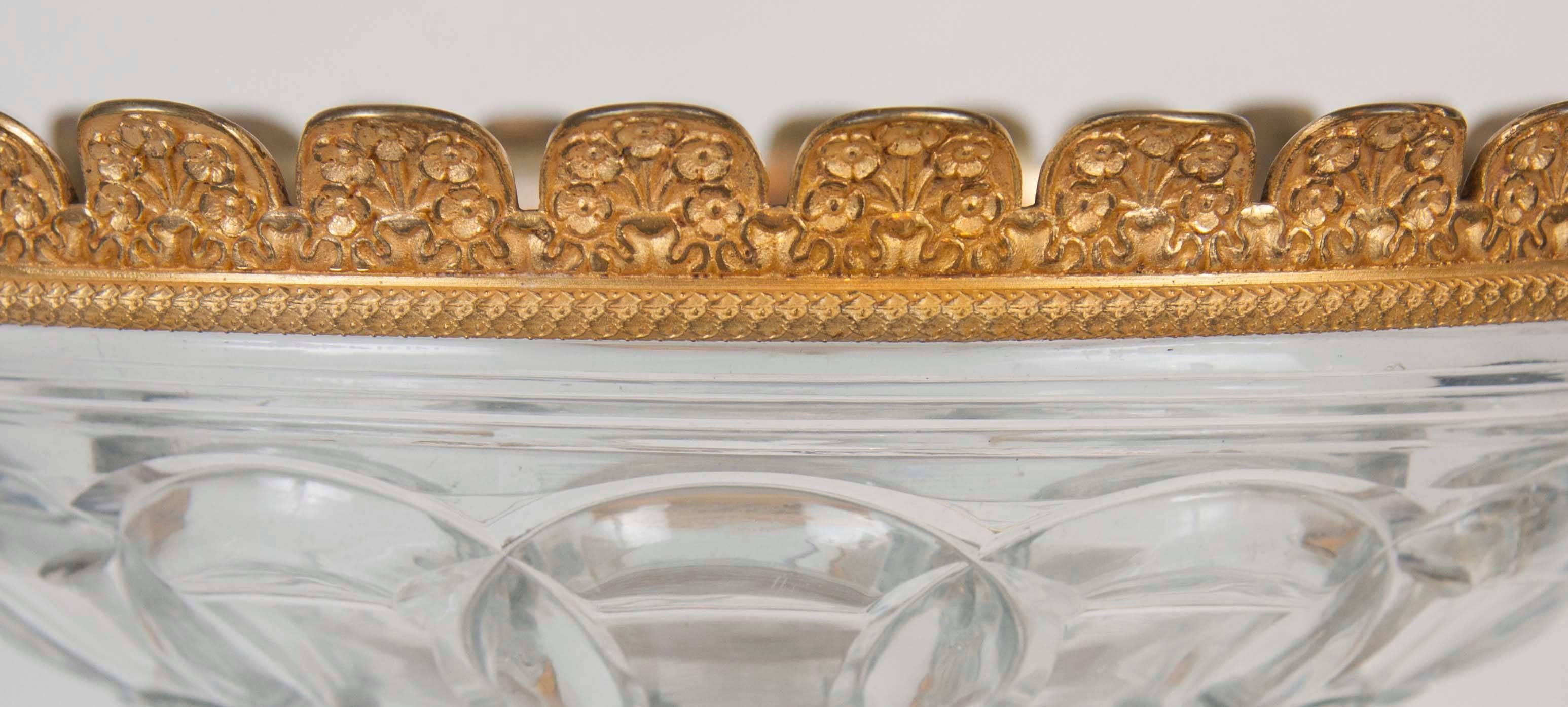 Centre de table du début du XIXe siècle en bronze doré et verre taillé en vente 1
