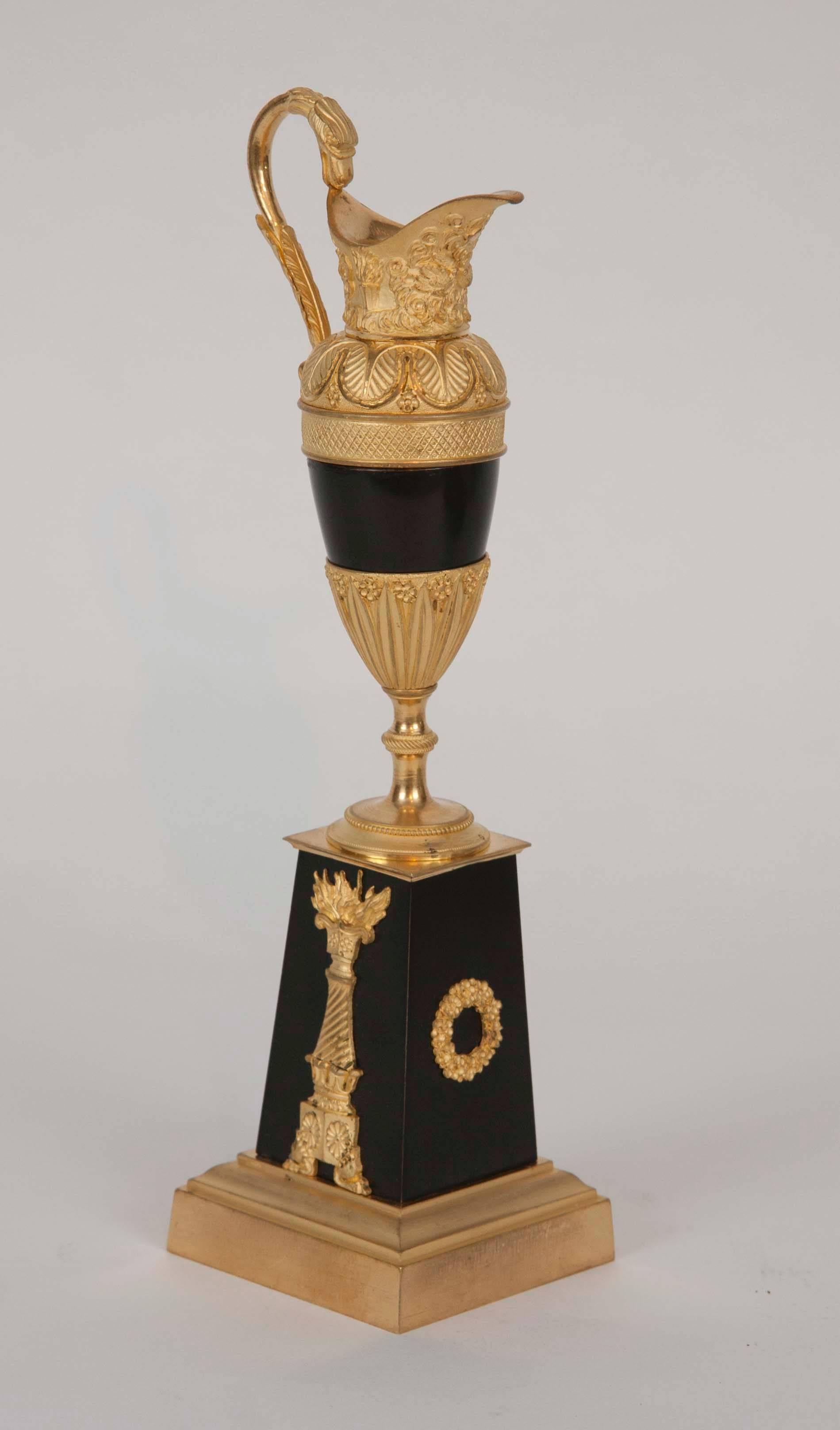 Patiné Paire d'aiguières néoclassiques françaises du 19ème siècle en bronze patiné et doré en vente