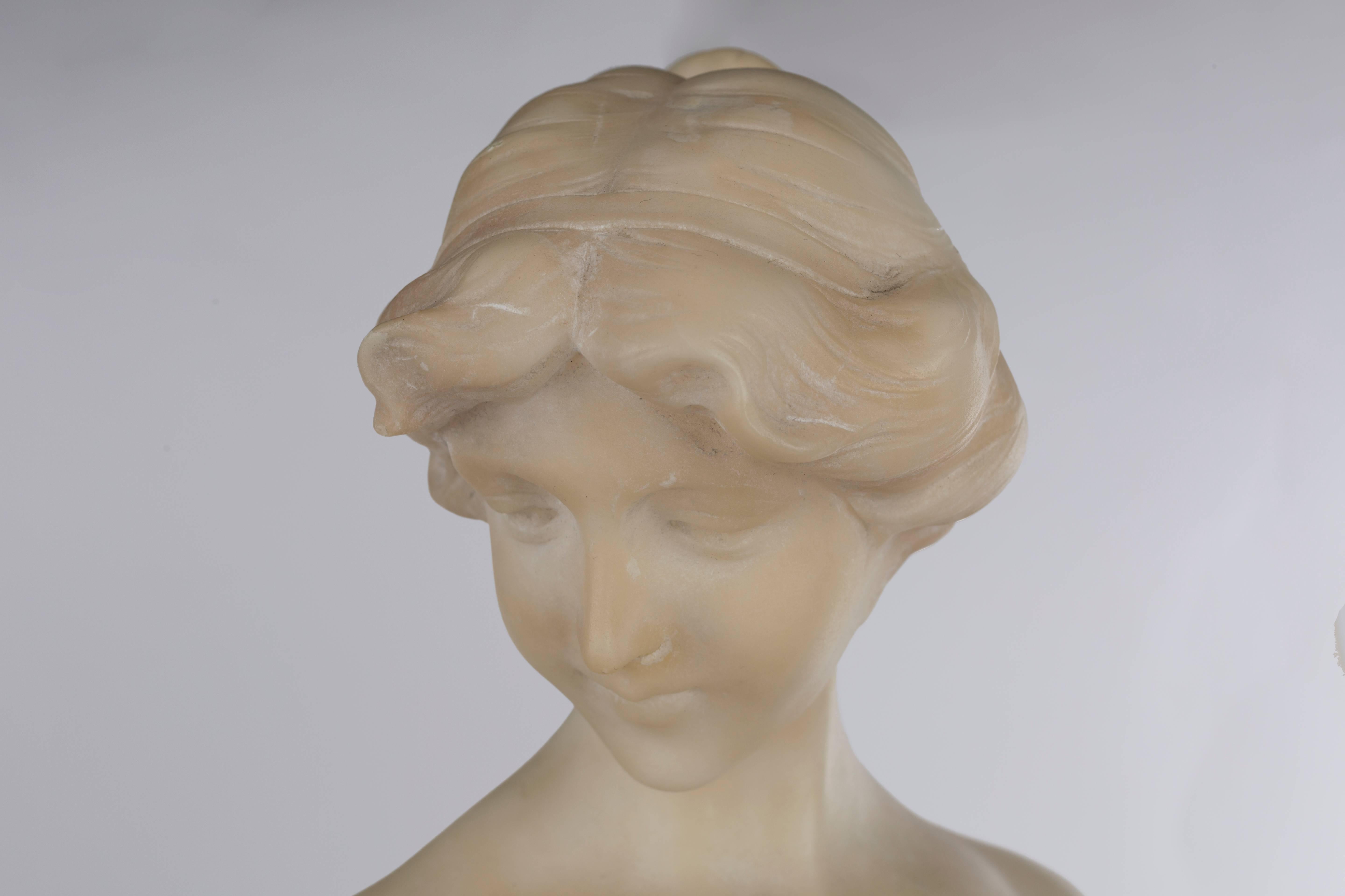 Intagliato Figura di donna in alabastro intagliata del XIX secolo in vendita
