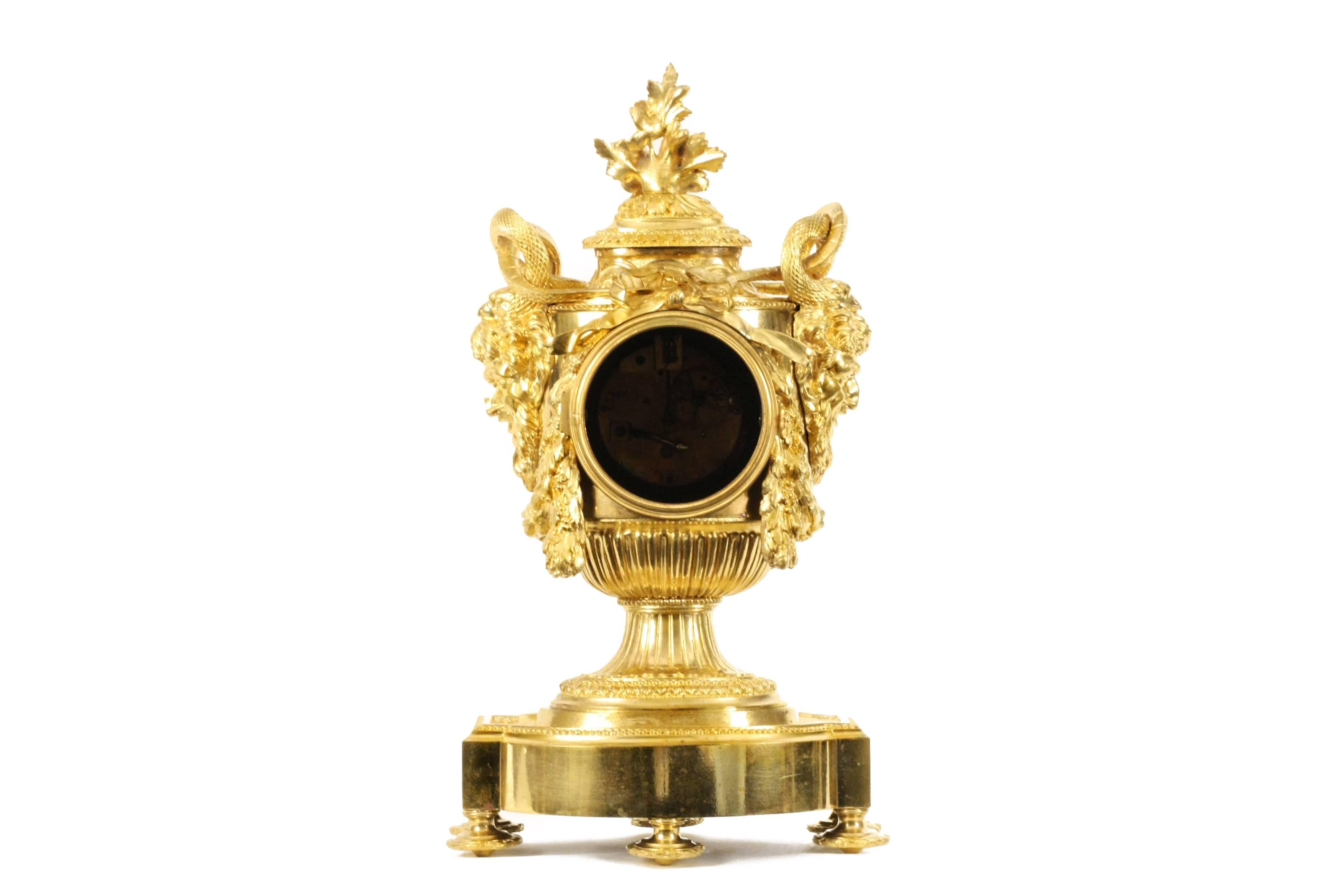 Doré Pendule de cheminée de style Louis XVI en bronze doré Frères Paris en vente