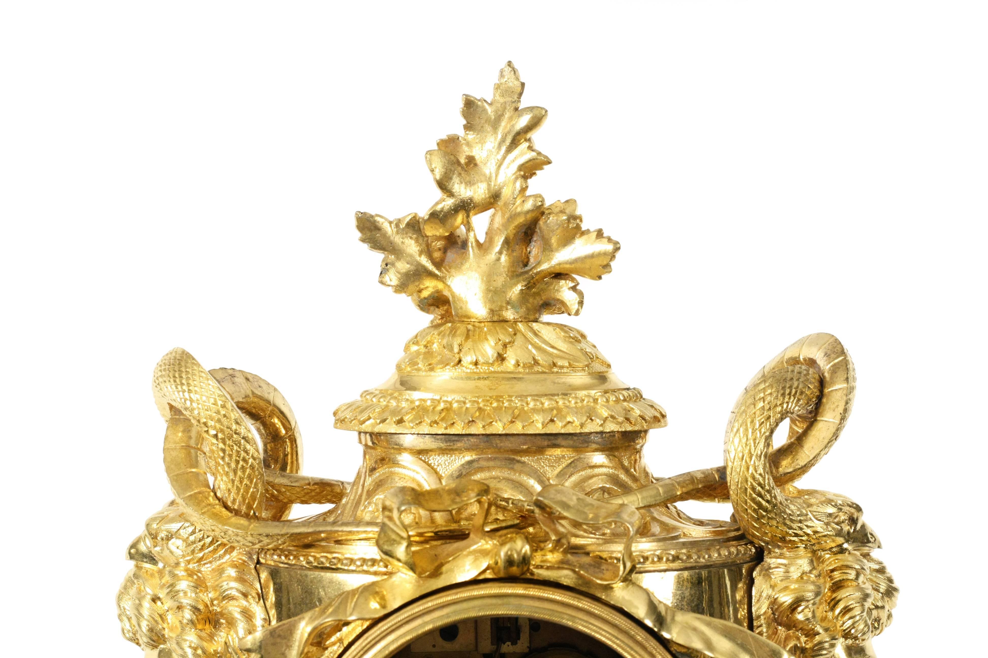Pendule de cheminée de style Louis XVI en bronze doré Frères Paris Bon état - En vente à New York, NY