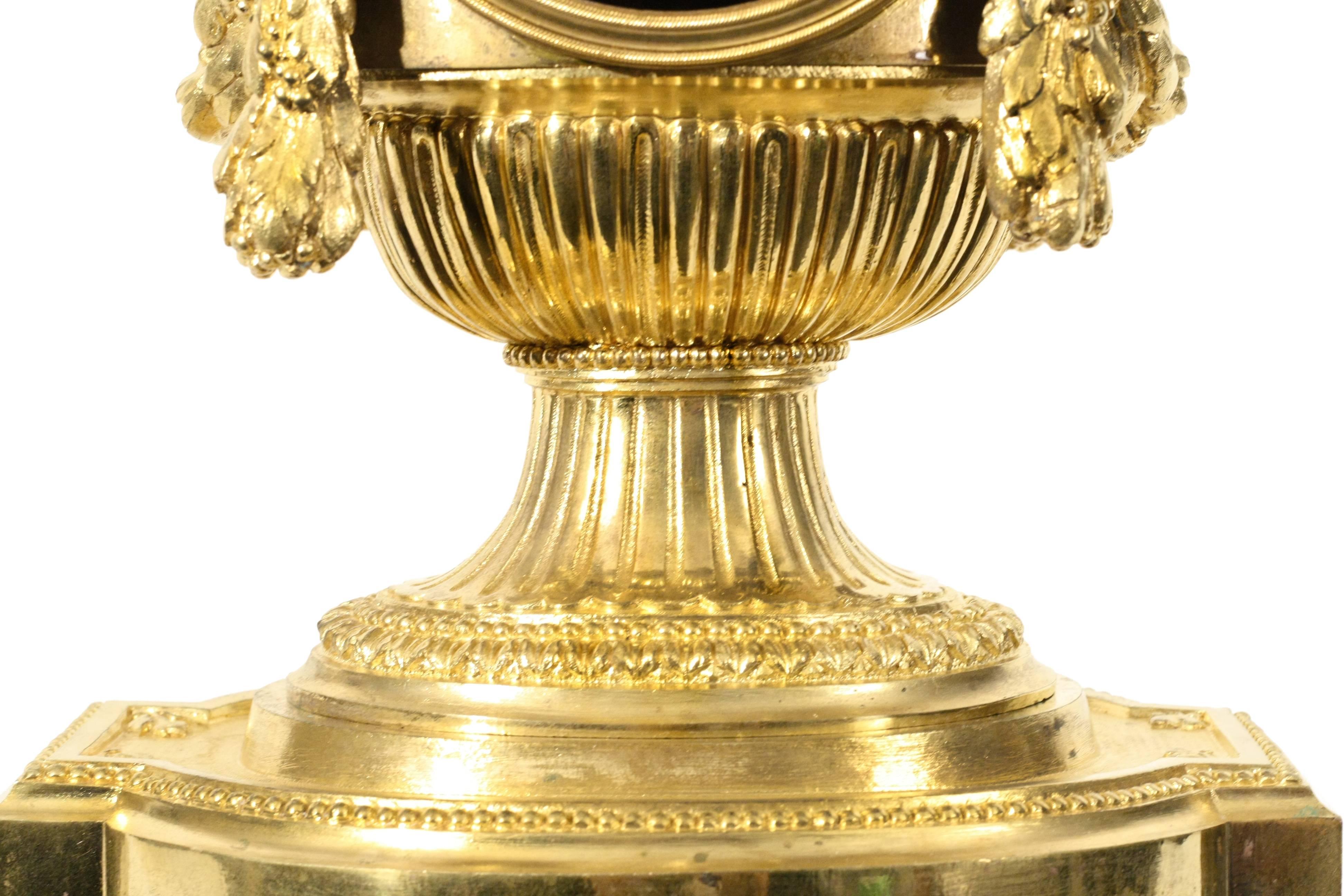 XIXe siècle Pendule de cheminée de style Louis XVI en bronze doré Frères Paris en vente