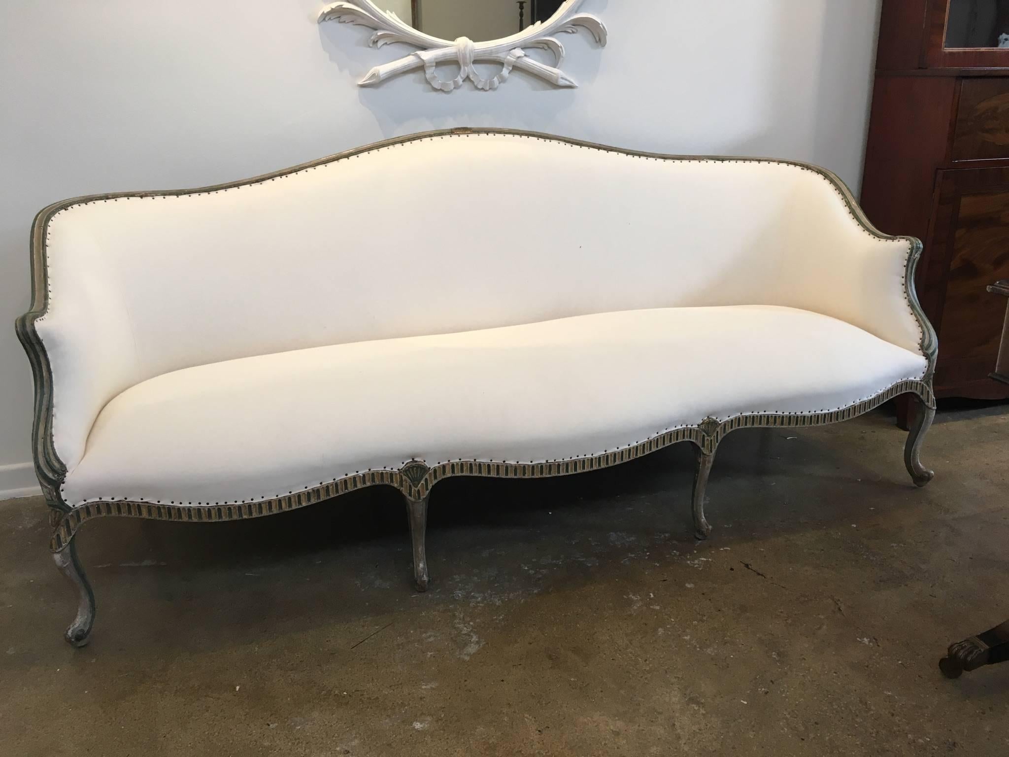 George III Painted Settee with Gilt Detail In Good Condition For Sale In Los Angeles, CA