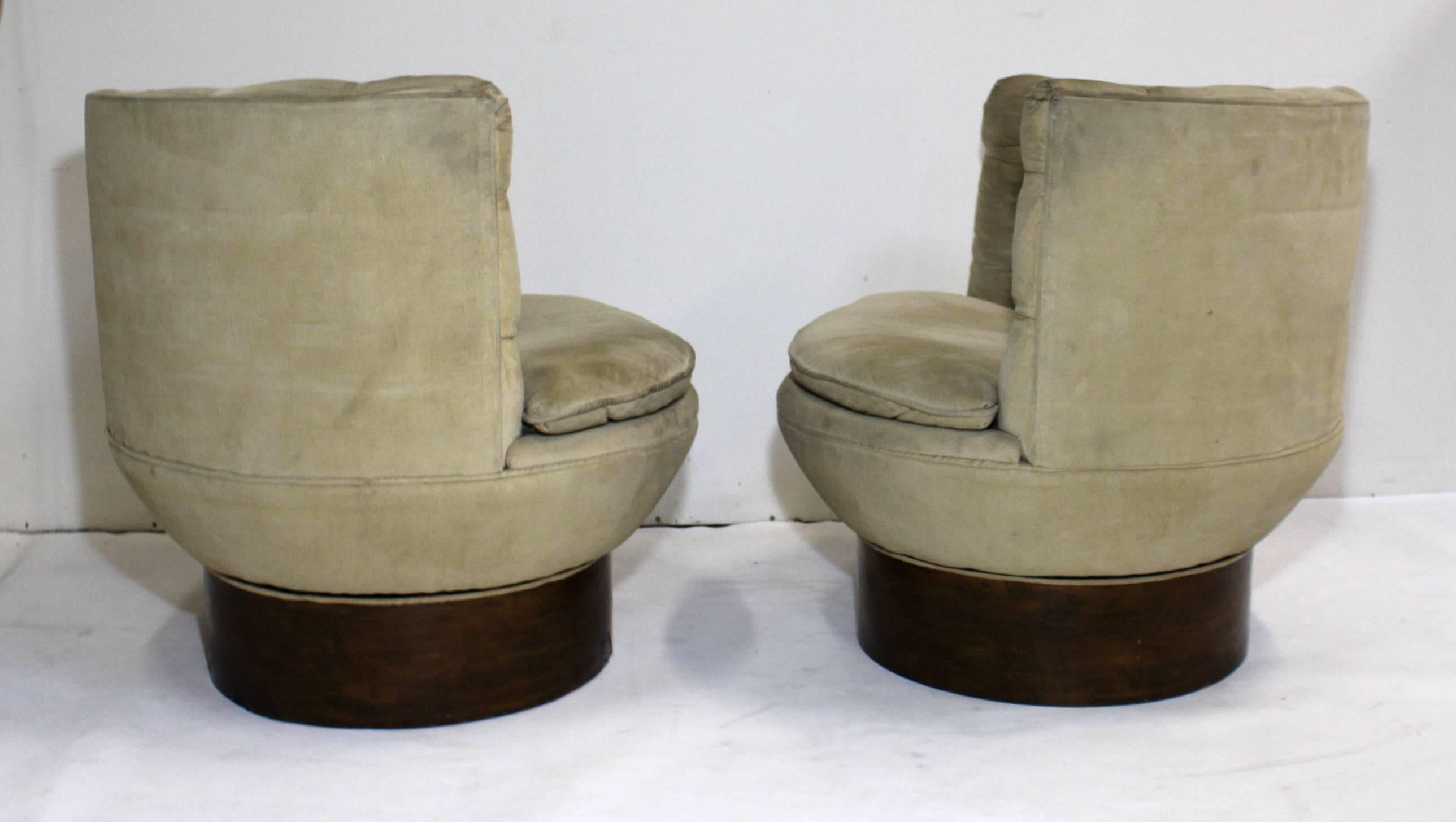 Mid-Century Modern Pair of Milo Baughman Swivel Barrel Back Club Chairs