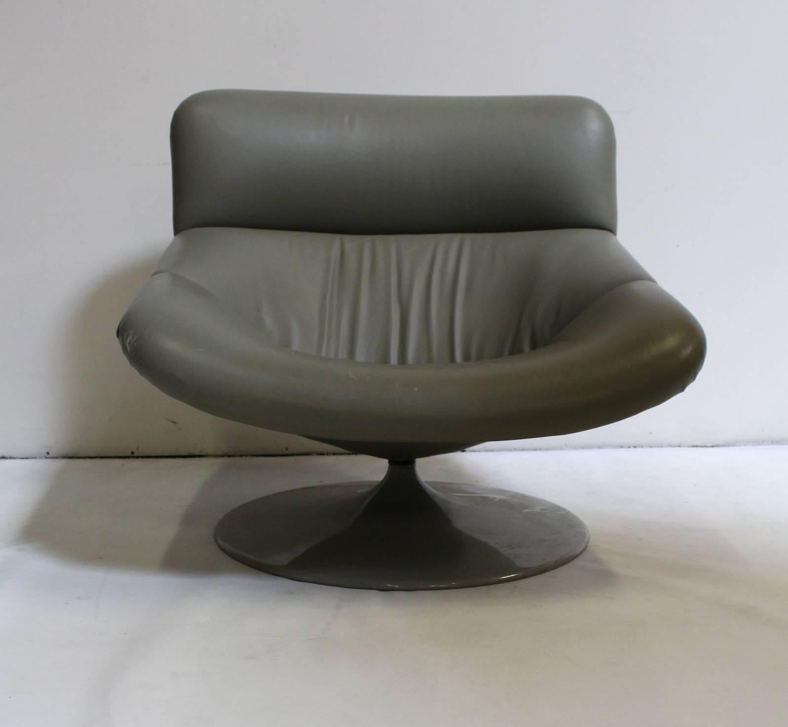Modern, designer swivel lounge chair. Model F518, Artifort, 1974. Leather, enameled metal. Very stylish, comfortable, and solidly built. Quality leather and craftsmanship.

Has a few small holes and wear marks to the front leather and a tear in