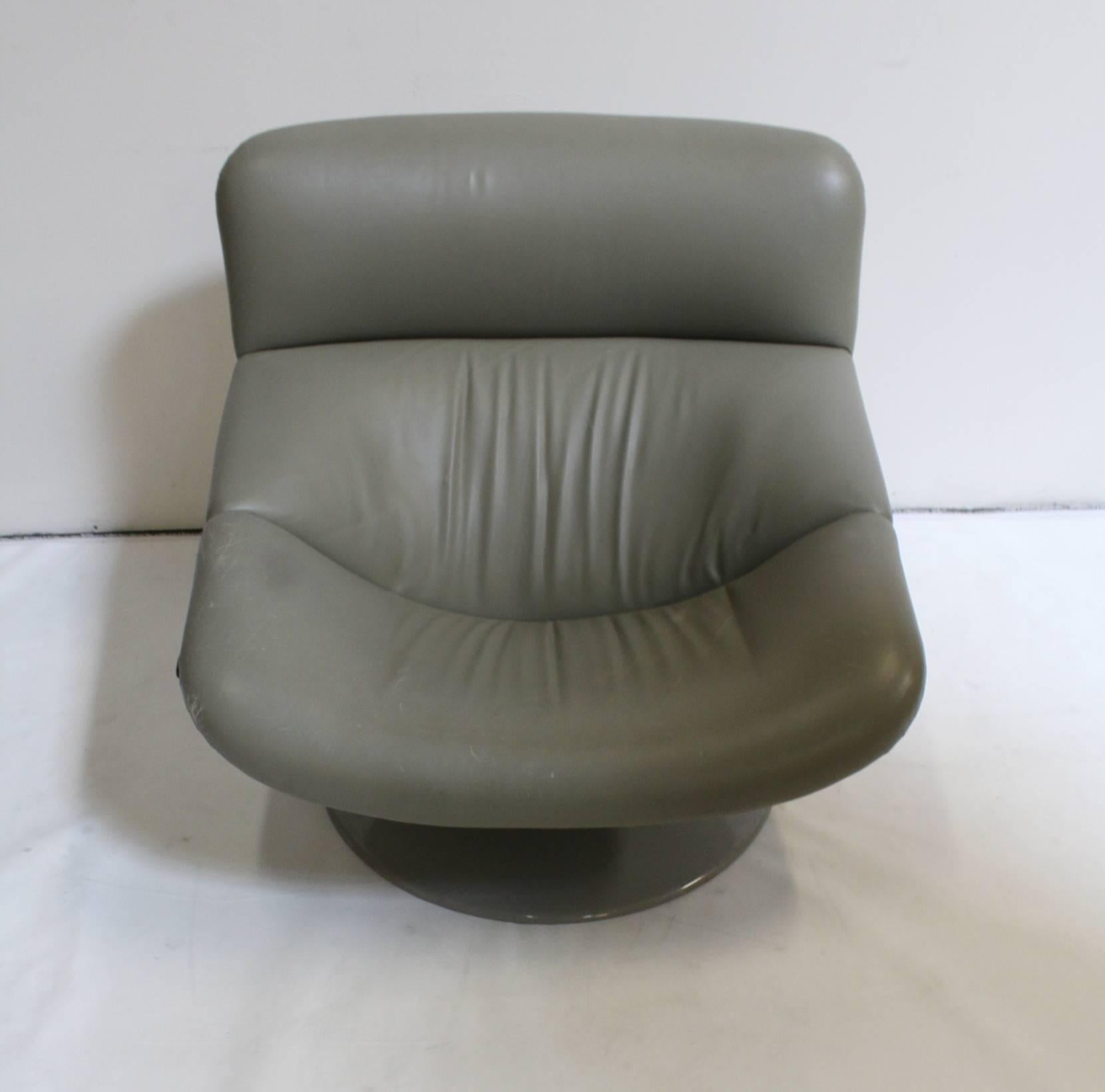 Dutch Artifort Modern Leather Swivel Lounge Chair by Geoffrey Harcourt For Sale