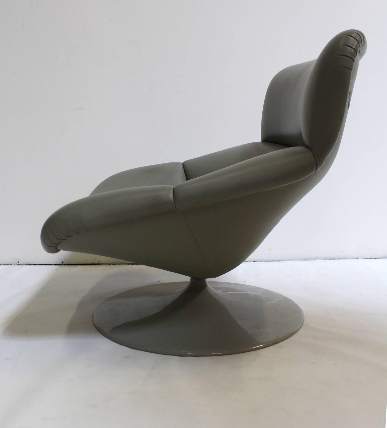 Artifort Modern Leather Swivel Lounge Chair by Geoffrey Harcourt In Fair Condition For Sale In Dallas, TX