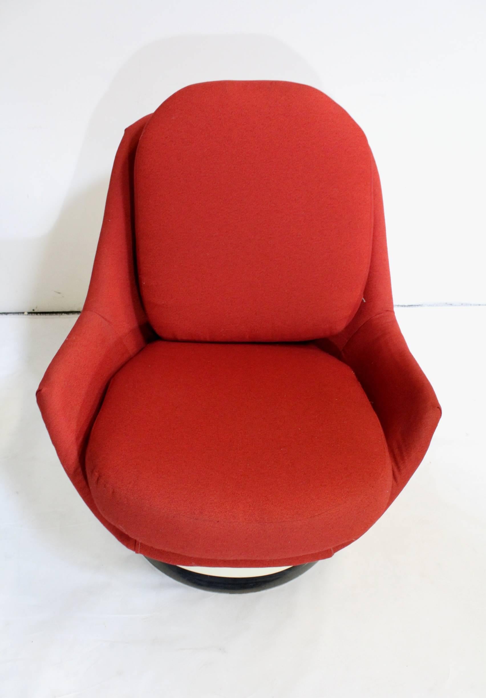 20th Century Milo Baughman Swivel Lounge Chair For Sale