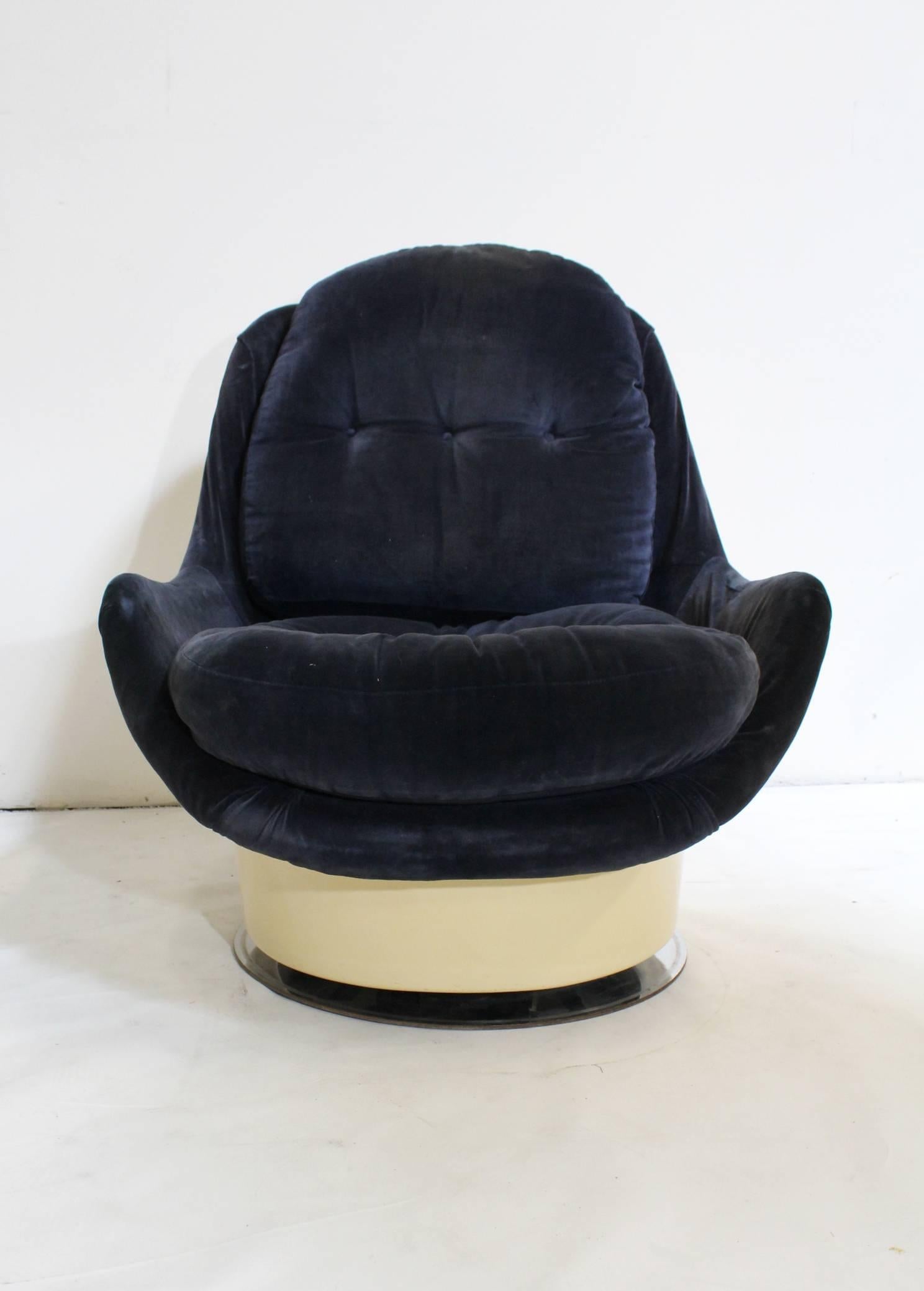 Milo Baughman for Thayer Coggin Lounge Chair and Ottoman In Fair Condition For Sale In Dallas, TX