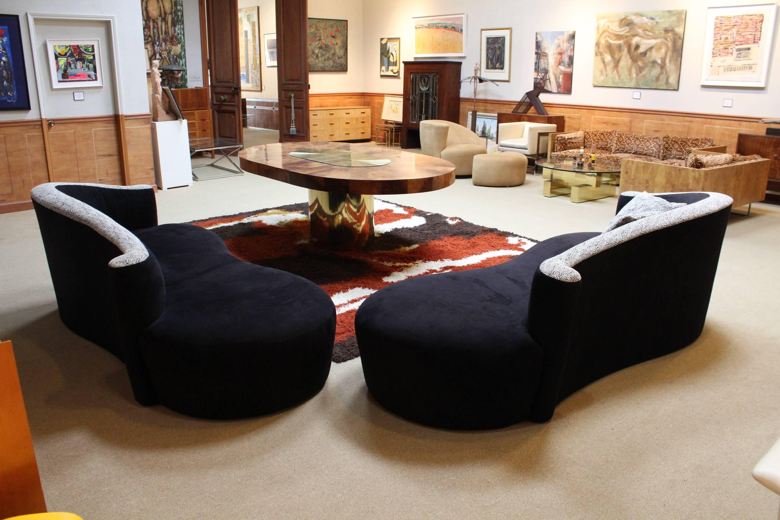 Pair of Serpentine Sofas with Lucite Leg, style of Vladimir Kagan for Weiman 4