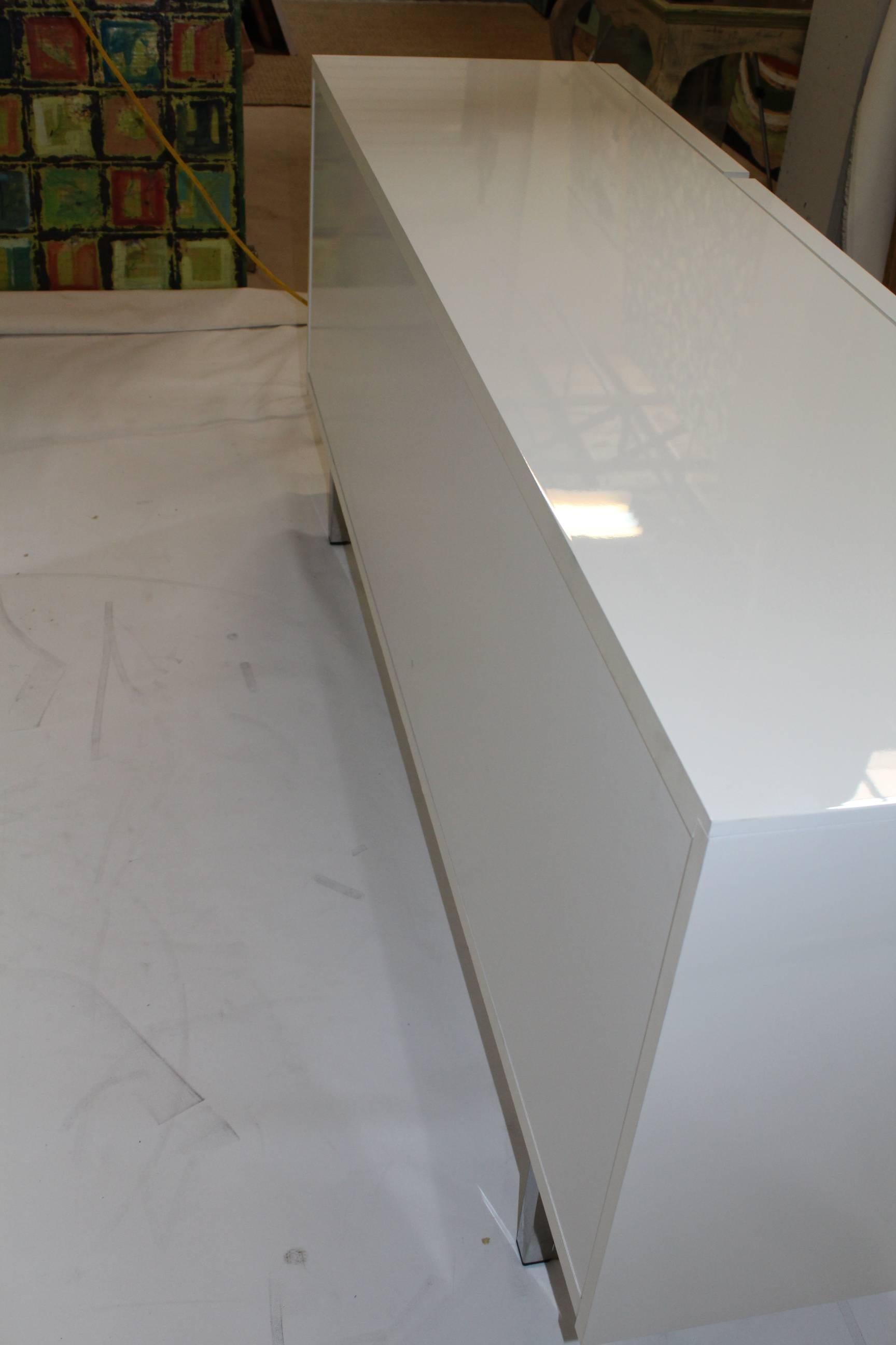 Modern White Lacquered Credenza Buffet Dresser by Calligaris In Good Condition In Dallas, TX