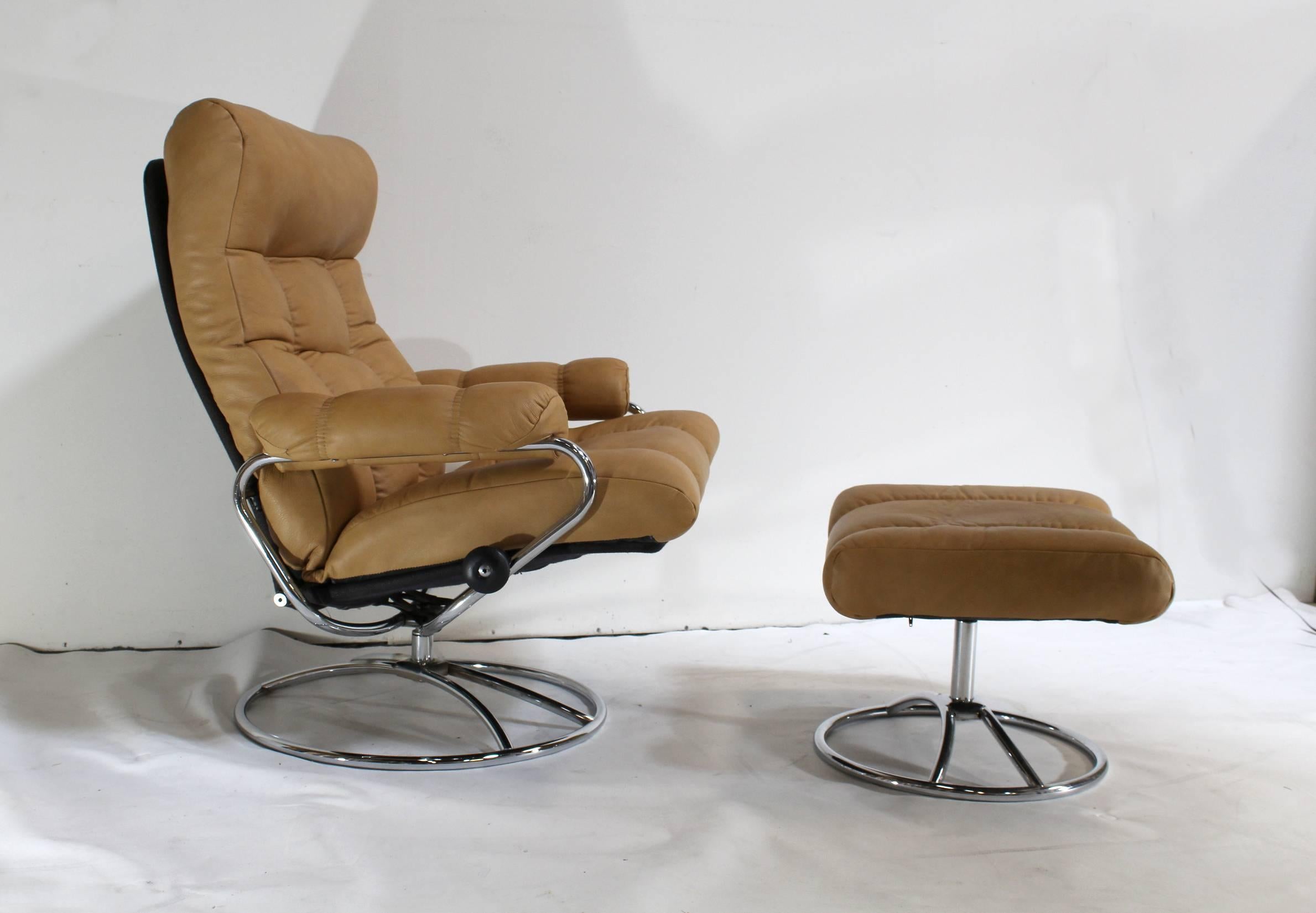 Very comfortable pair of Ekornes recliners from the 1970s, Designed and manufactured by Ekornes Stressless in Norway. Newly upholstered in soft light brown tan leather. With modern, chrome swivel bases.

Ottoman measures 21 W, 18 D, 14 H.