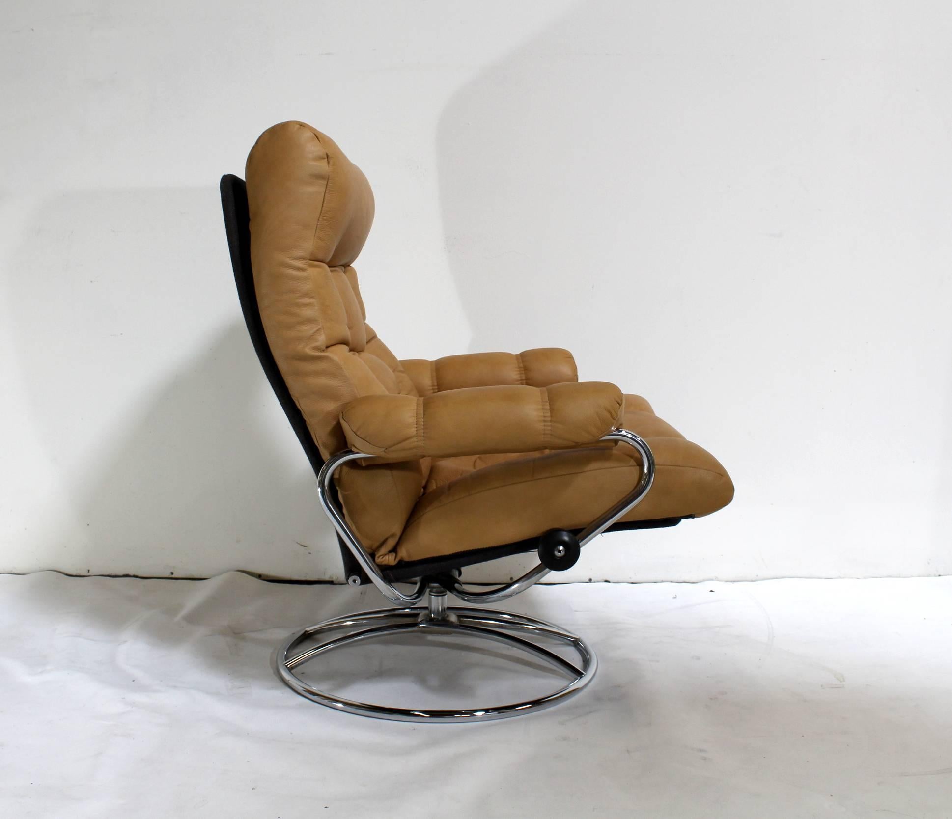 Scandinavian Mid-Century Modern Reclining Lounge Chairs and Ottomans by Ekornes In Excellent Condition In Dallas, TX