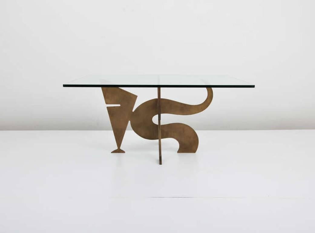Wonderfully designed coffee or cocktail table crafted with two pieces of interlocking bronze forming a three-dimensional sculptural base by Italian designer Pucci De Rossi. Marked "Pucci De Rossi,1987 H Dolin Stuart."

"Pucci De