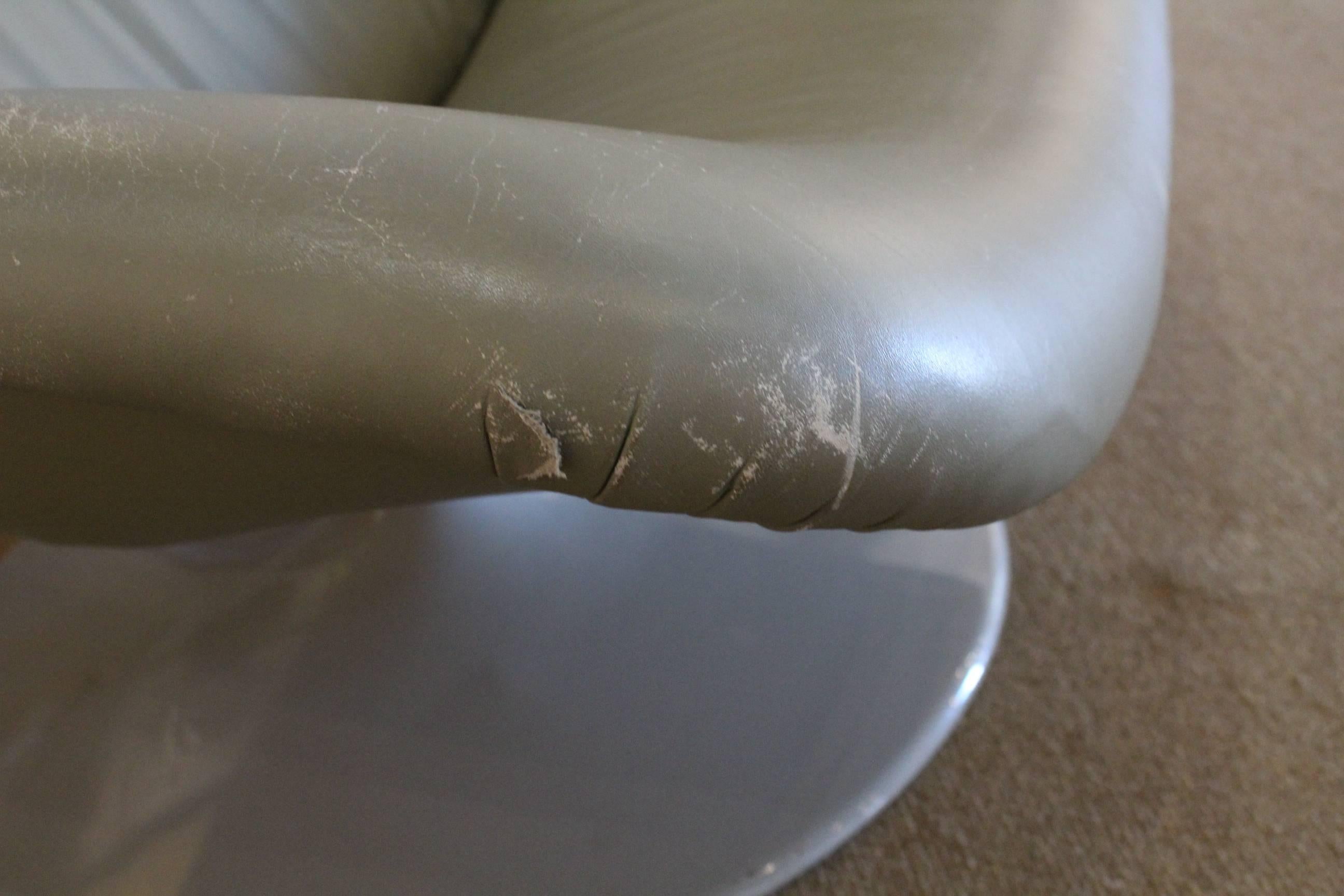 Steel Artifort Modern Leather Swivel Lounge Chair by Geoffrey Harcourt For Sale