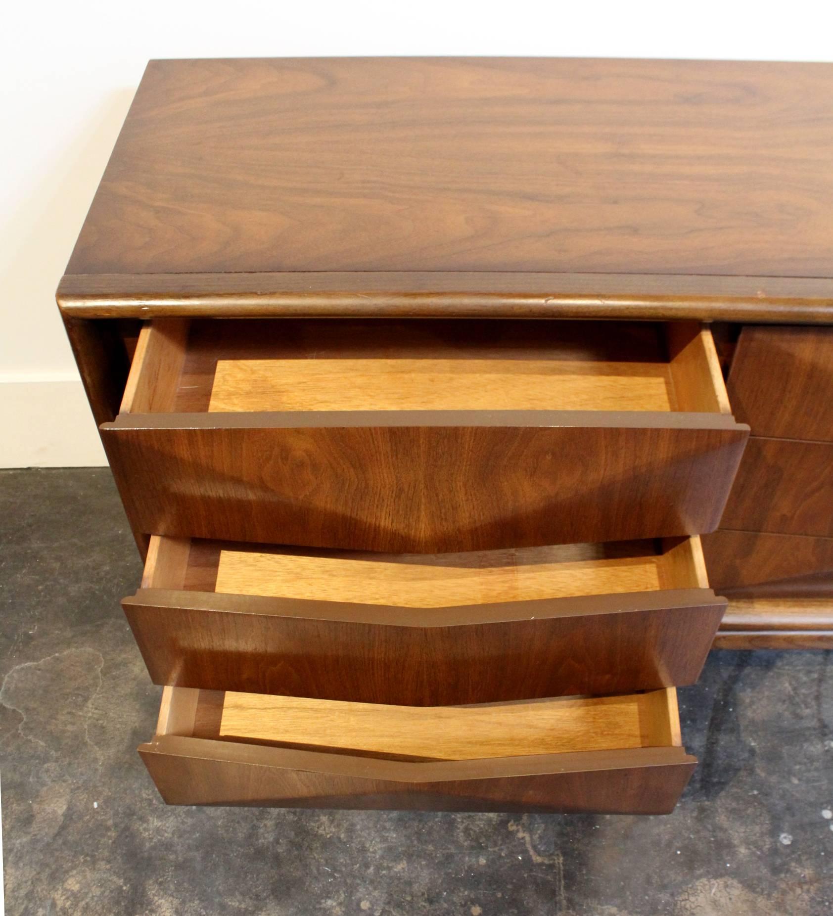 Mid-Century Modern Diamond Front Walnut Wood Dresser by United Furniture In Good Condition In Dallas, TX