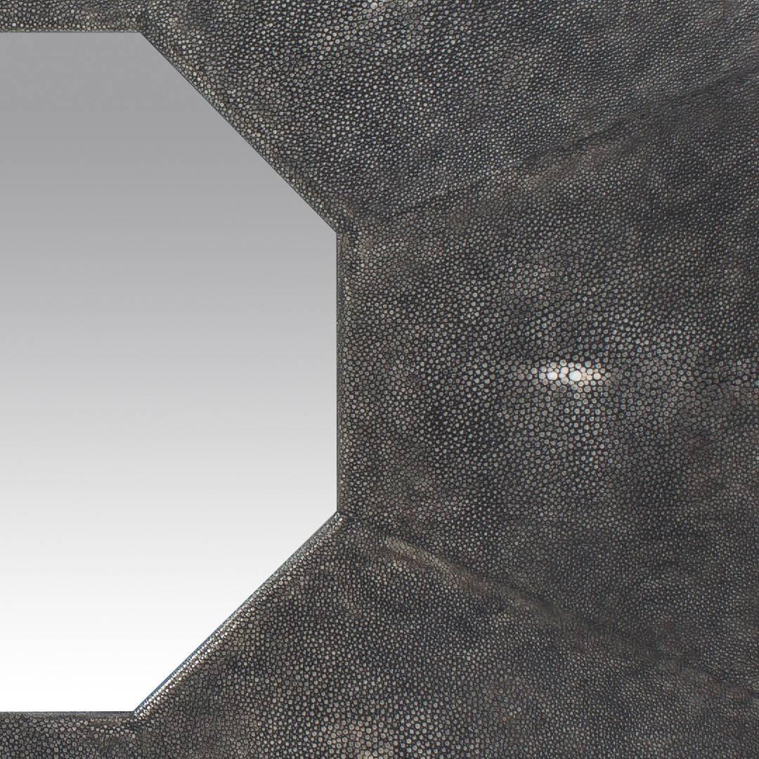 Modern grey shagreen octagonal mirror.
Size: W 36'' x 36''.
