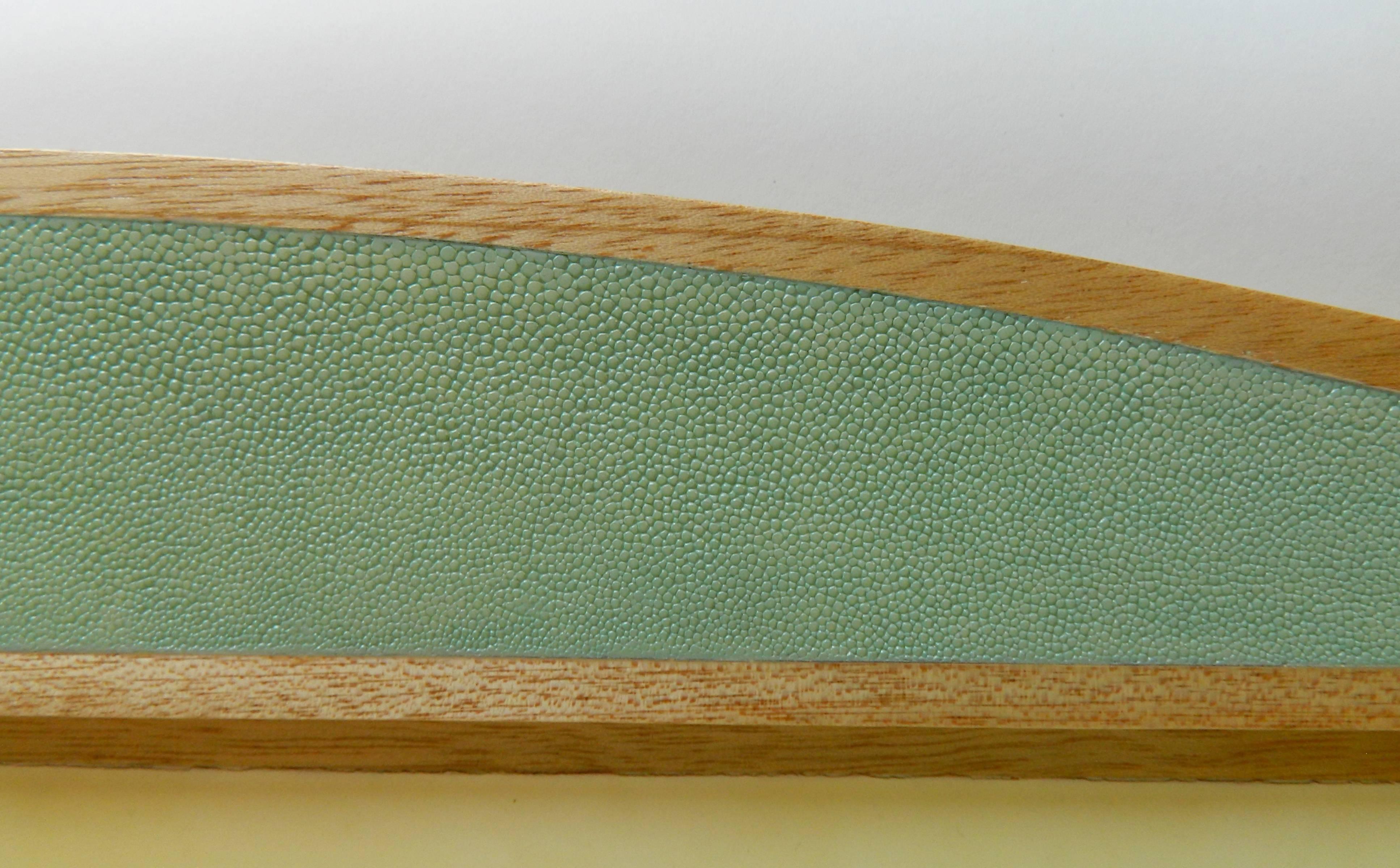 Unique desk blotter in light blue shagreen and natural parchment with felt backing 
Galart specializes in boxes, humidors, trays, lamps and other high quality objects. 
Please contact us for any other information.