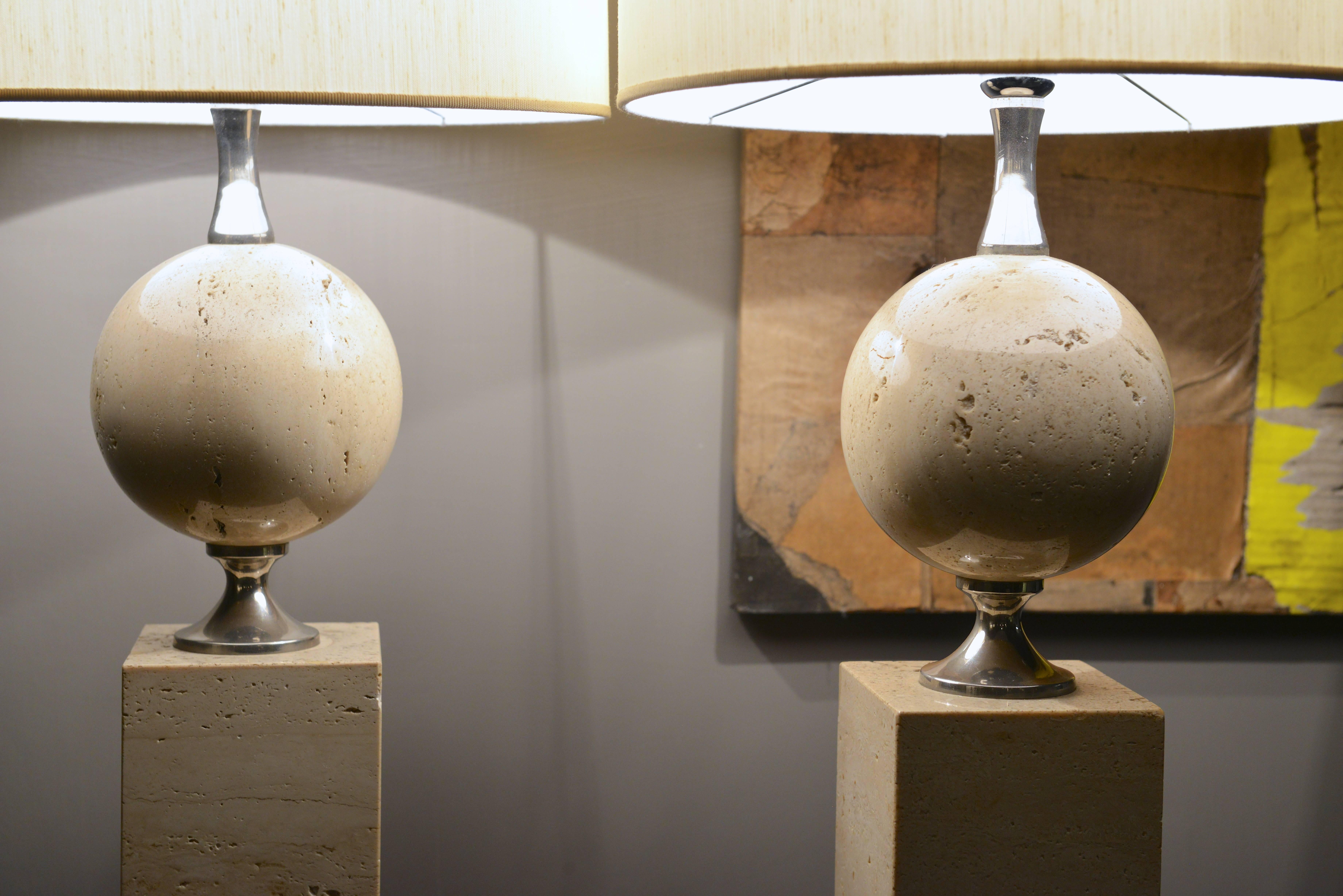 Pair of Maison Barbier Table Lamps in Polished Travertine and Chrome In Good Condition In Roma, IT