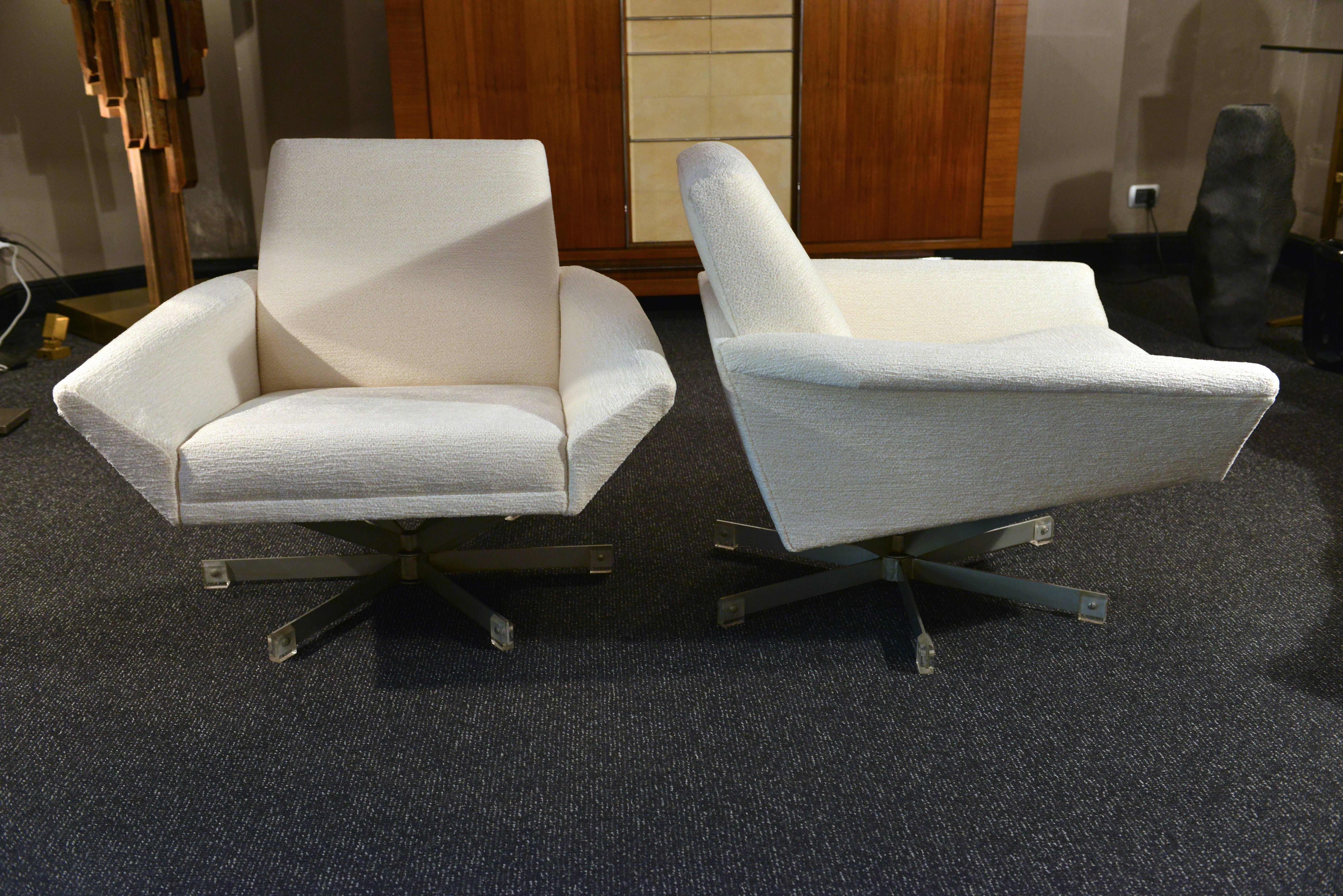 Pair of swivel armchairs by Georges Vanrijk for Beaufort. The original vintage structure has been reupholstered with a white cotton chenille.
The legs, in brushed chrome, are in an unusual six arms star shape and each arm ends with a Lucite