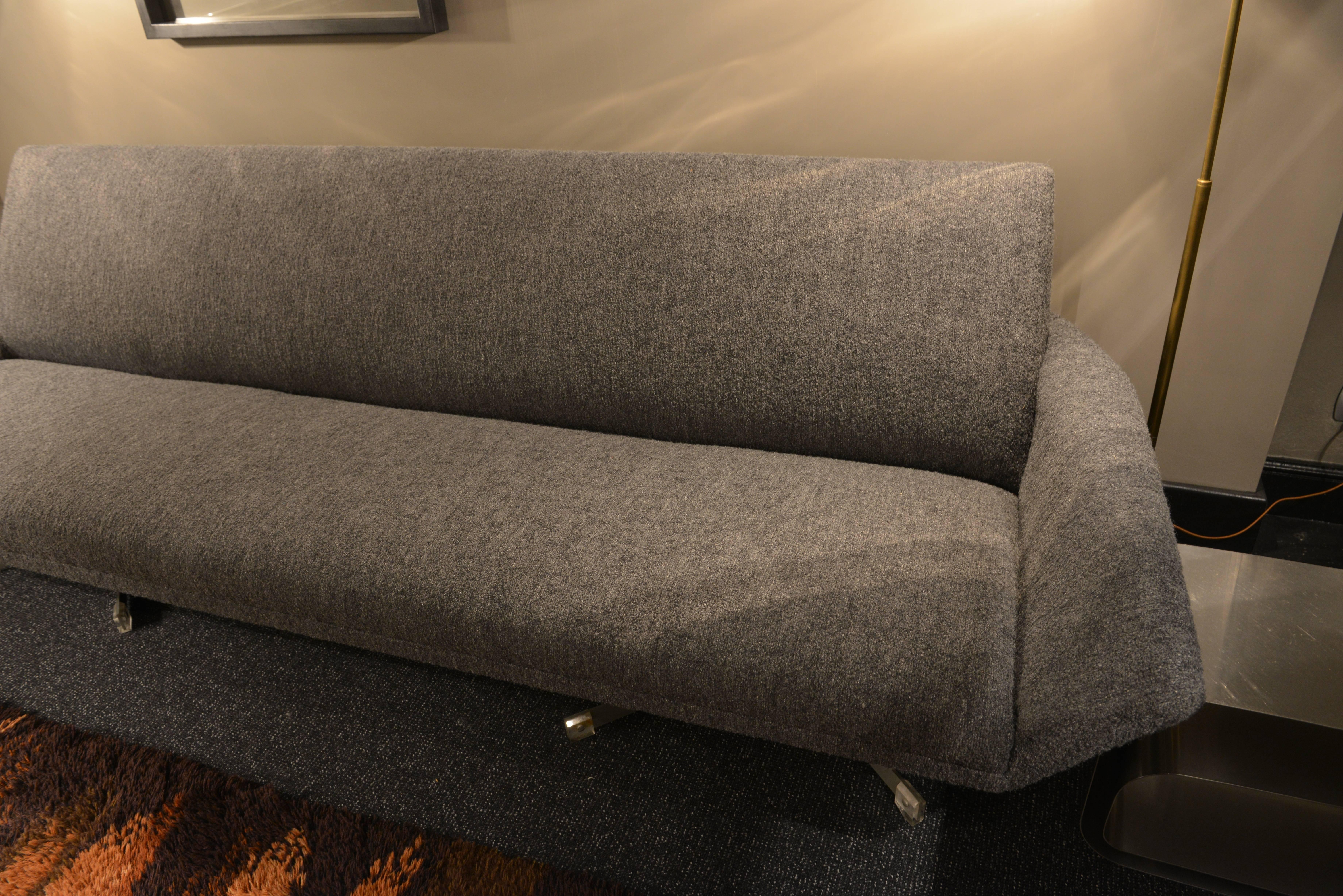 Sofa by Georges Vanrjik, manufactured by Beaufort in the early 1960s.
The original vintage structure has been reupholstered with a grey wool fabric.
The legs, in brushed chrome, have an unusual structure and star-shape.
Each arm of the star ends