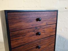 David Parmalee für Founders Acht-Schubladen-Schrank aus Rosenholz und Schwarz