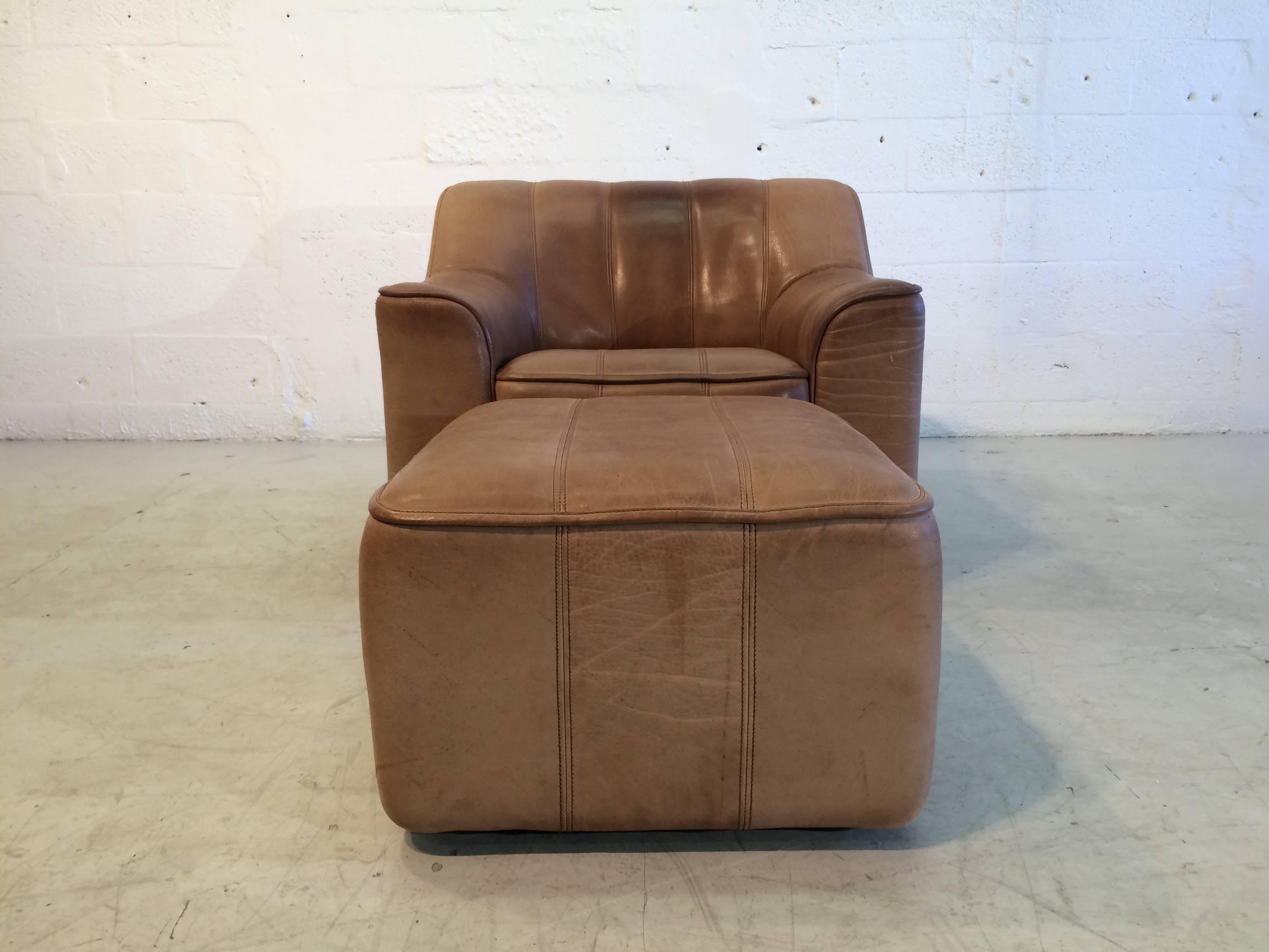 Easy chair with ottoman model DS-44 in thick buffalo leather with a nice patina. Produced by De Sede in Switzerland.
Measures: Ottoman is 14