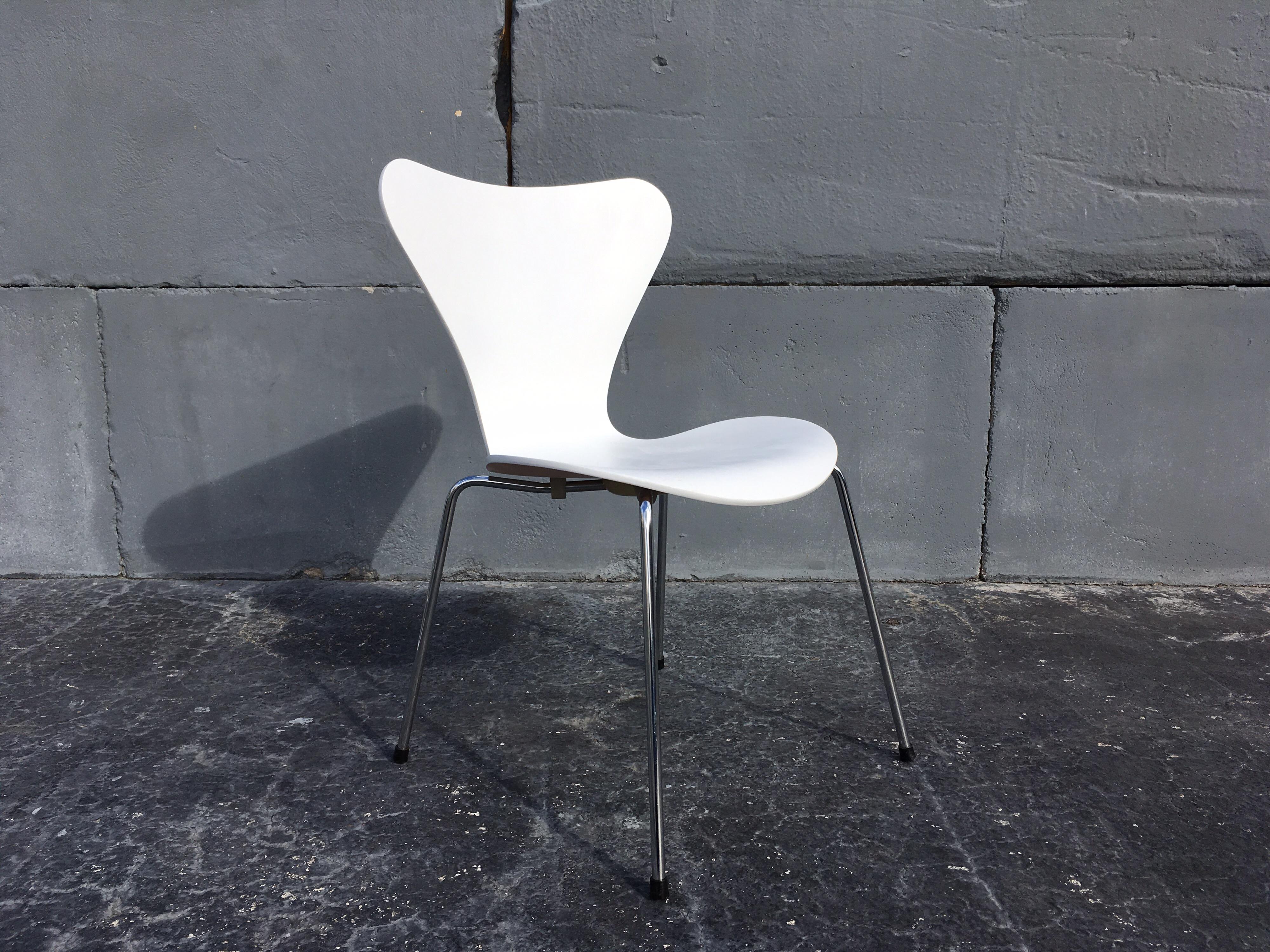 Six original Arne Jacobsen chairs in satin white, made by Fritz Hansen.