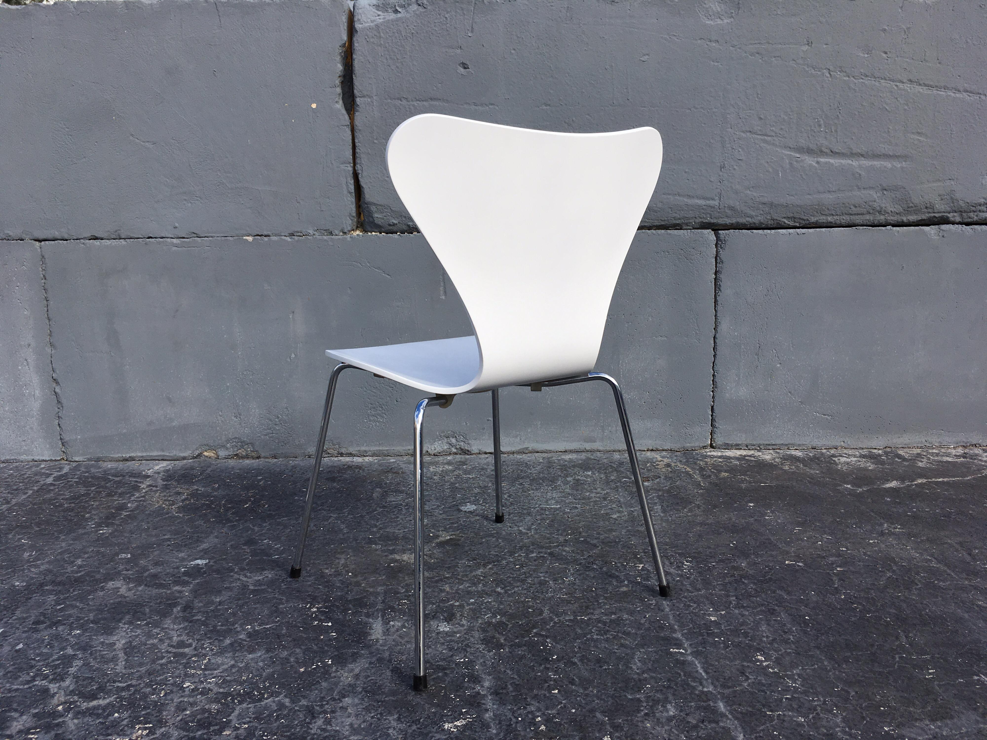 Modern Six White Arne Jacobsen Chairs Series 7 for Fritz Hansen