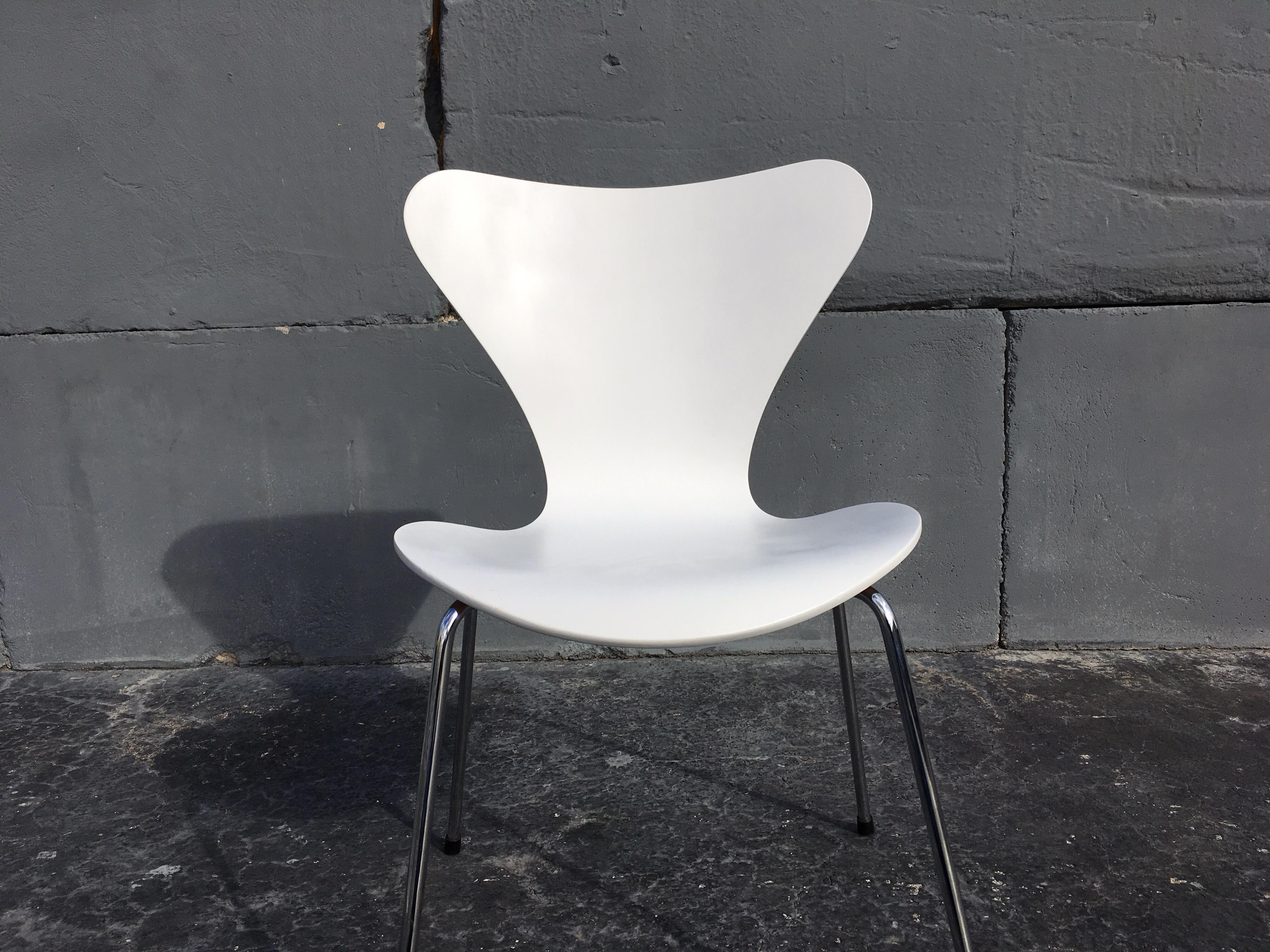 Danish Six White Arne Jacobsen Chairs Series 7 for Fritz Hansen