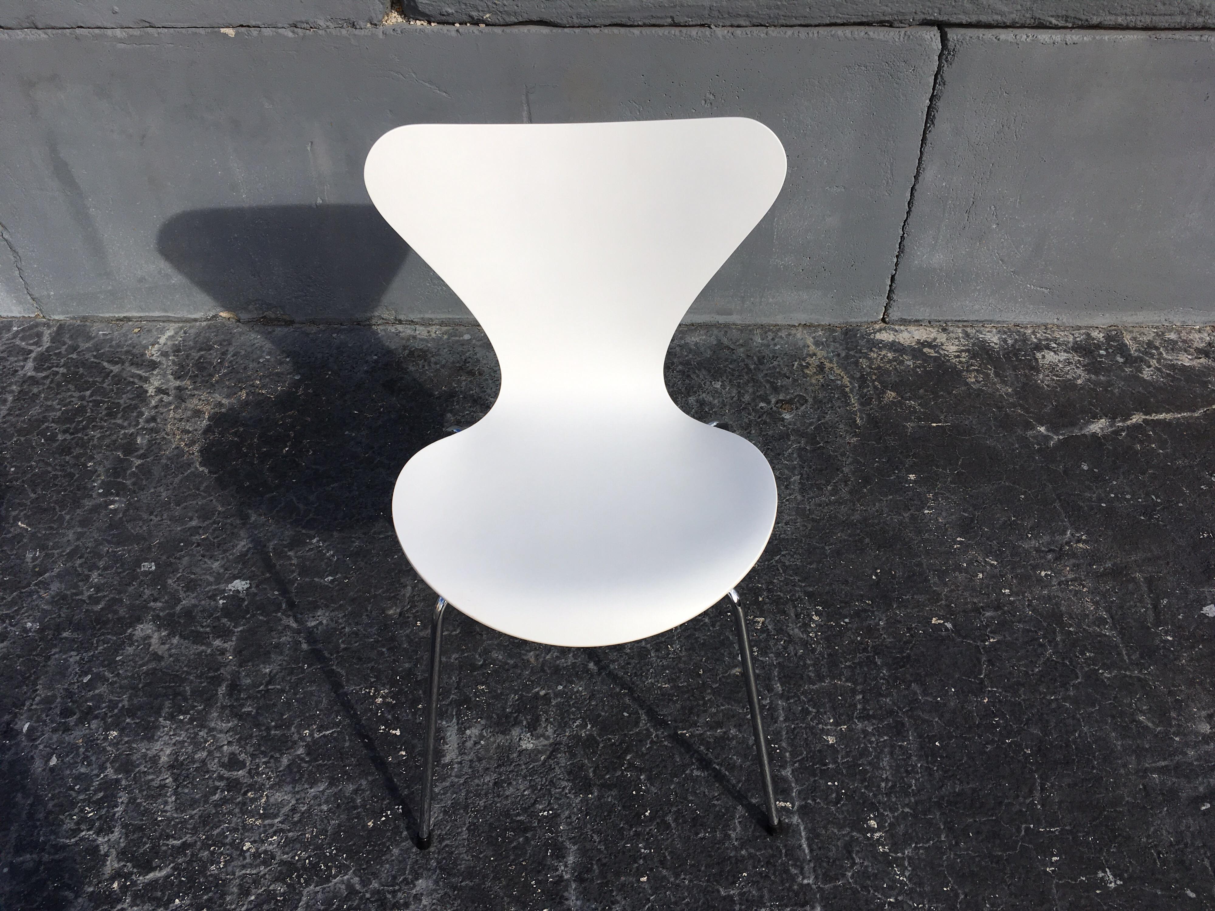 Six White Arne Jacobsen Chairs Series 7 for Fritz Hansen In Good Condition In Miami, FL