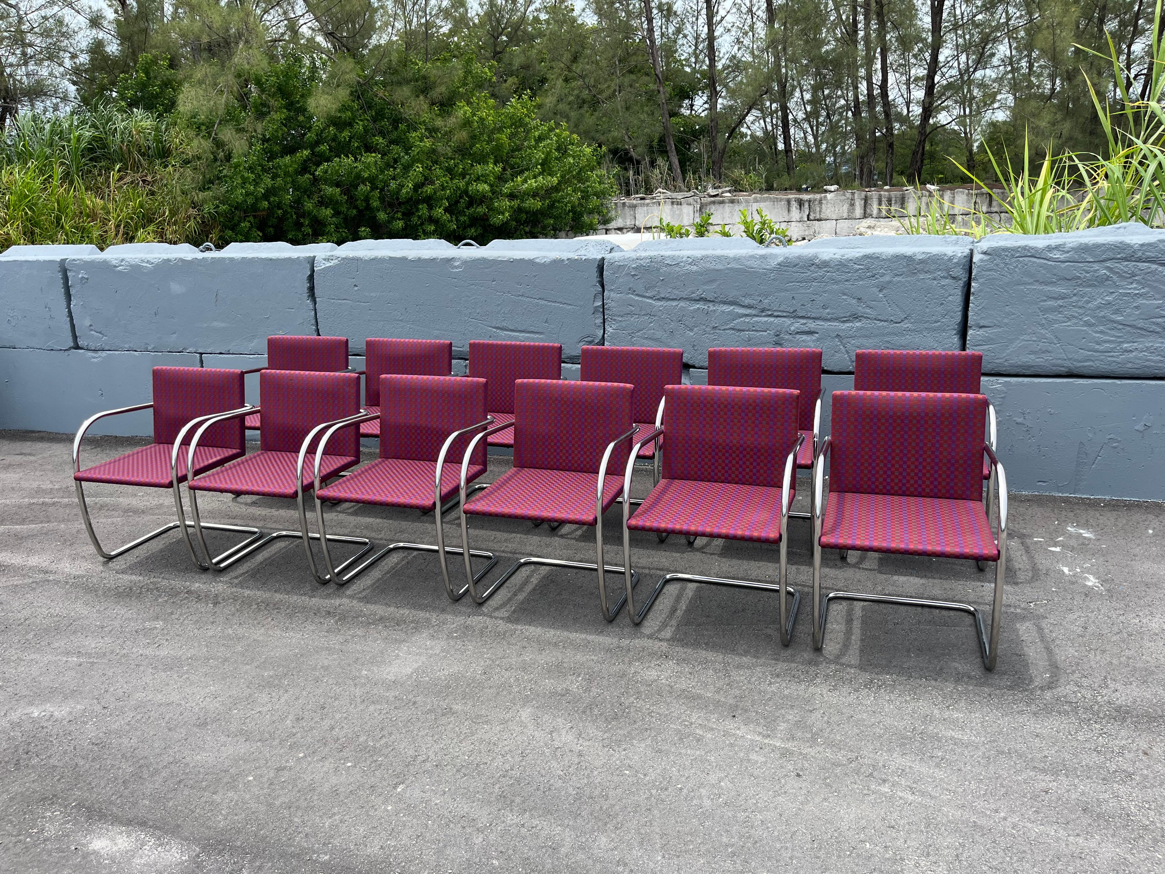 Set di dodici sedie originali Fabrice per Knoll, in acciaio inossidabile, tessuto originale. Due sedie hanno l'etichetta Knoll. Le sedie provengono dalla sala conferenze di Tupperware.