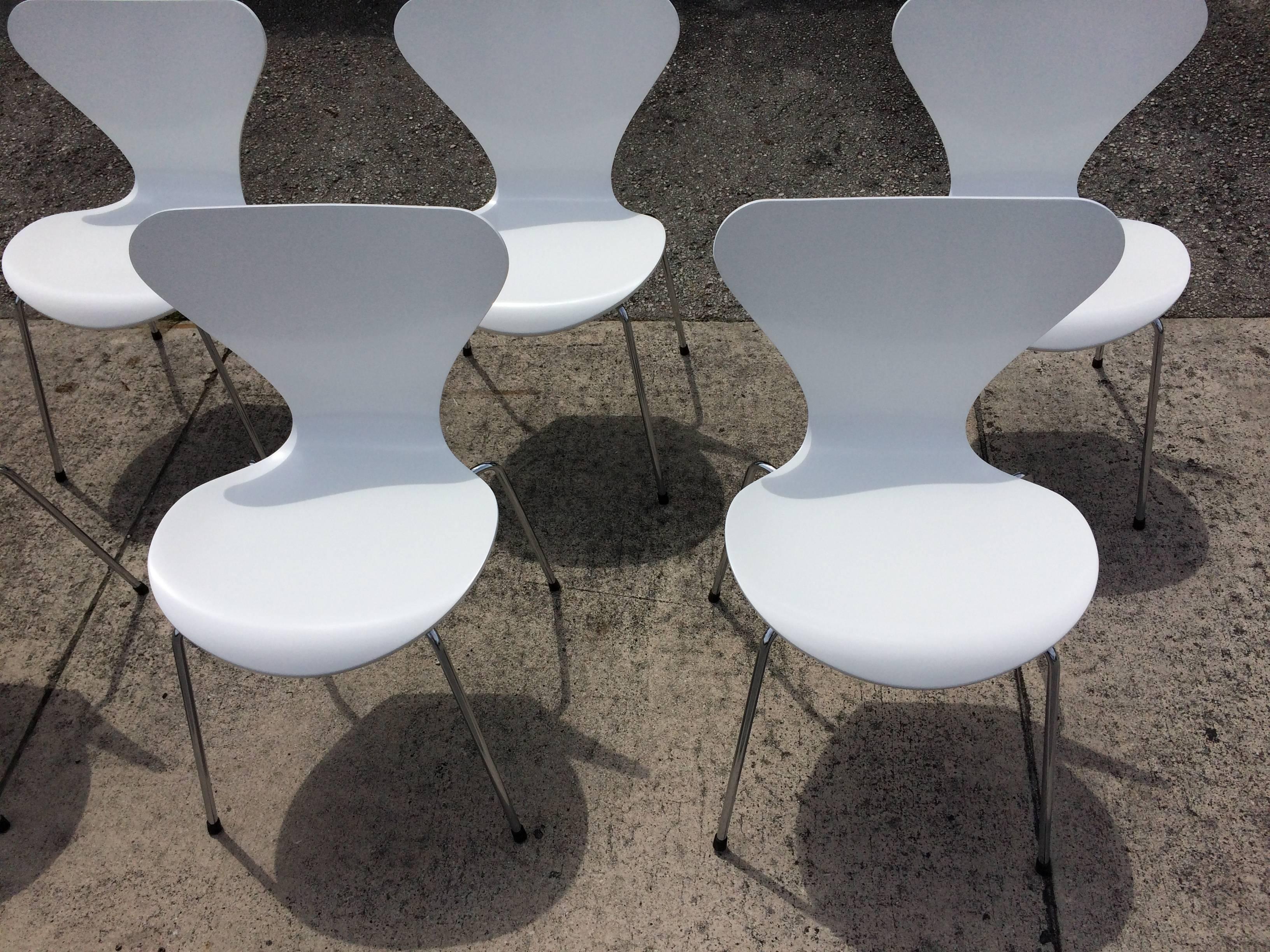 six Arne Jacobsen chairs Series 7 for Fritz Hansen, more available in white.
The chairs are stackable.