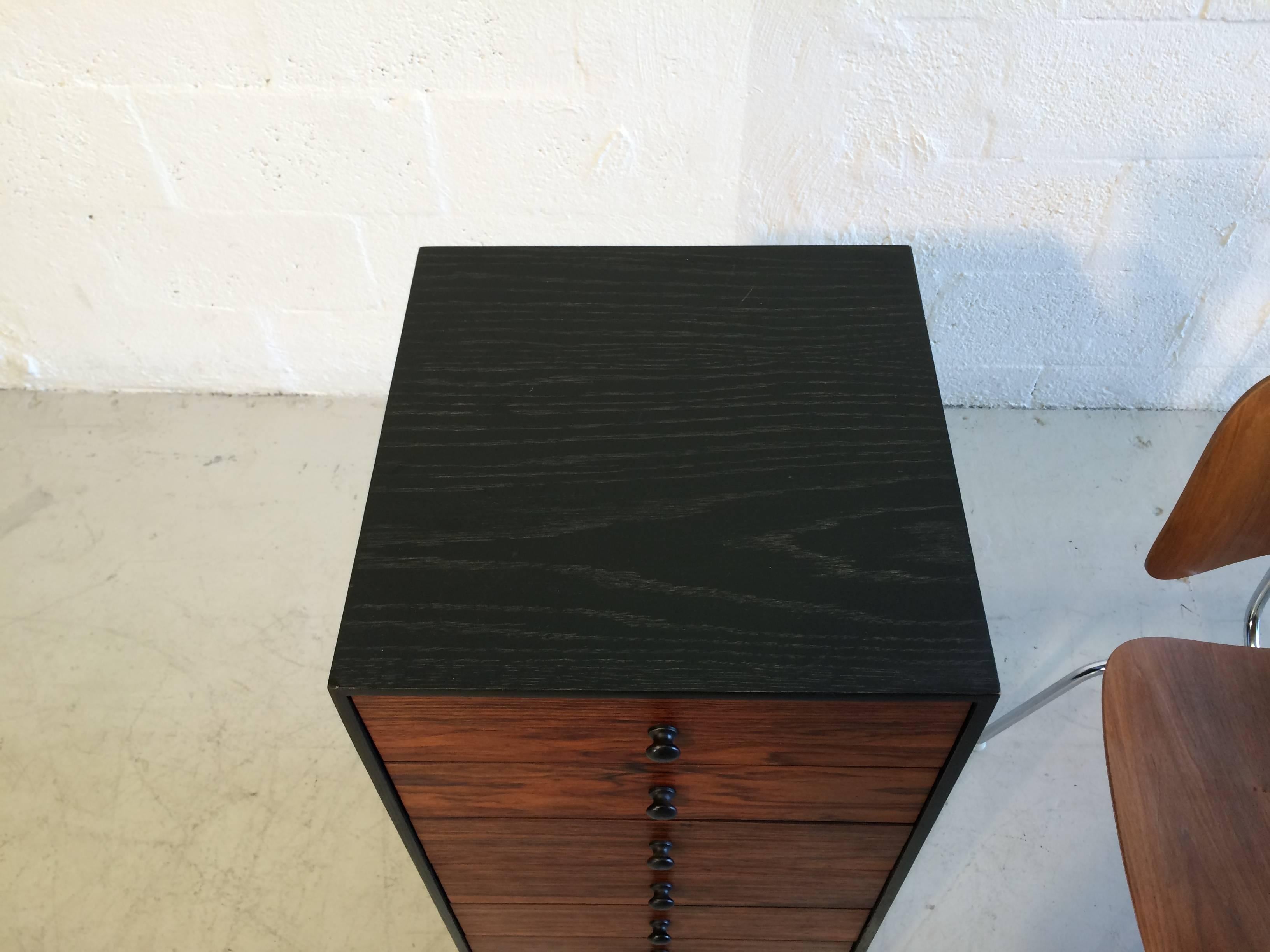 Legno David Parmalee for Founders Armadio a otto cassetti in palissandro e nero in vendita