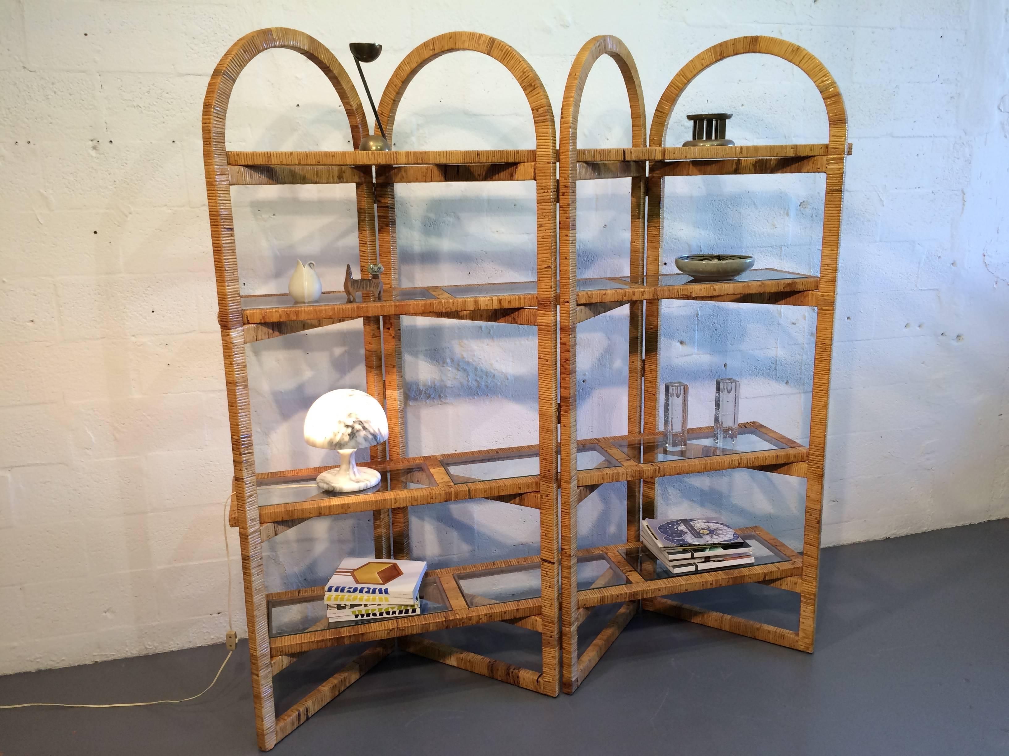Mid-Century moderno Bellissimo scaffale moderno di metà secolo in rattan avvolto in vendita