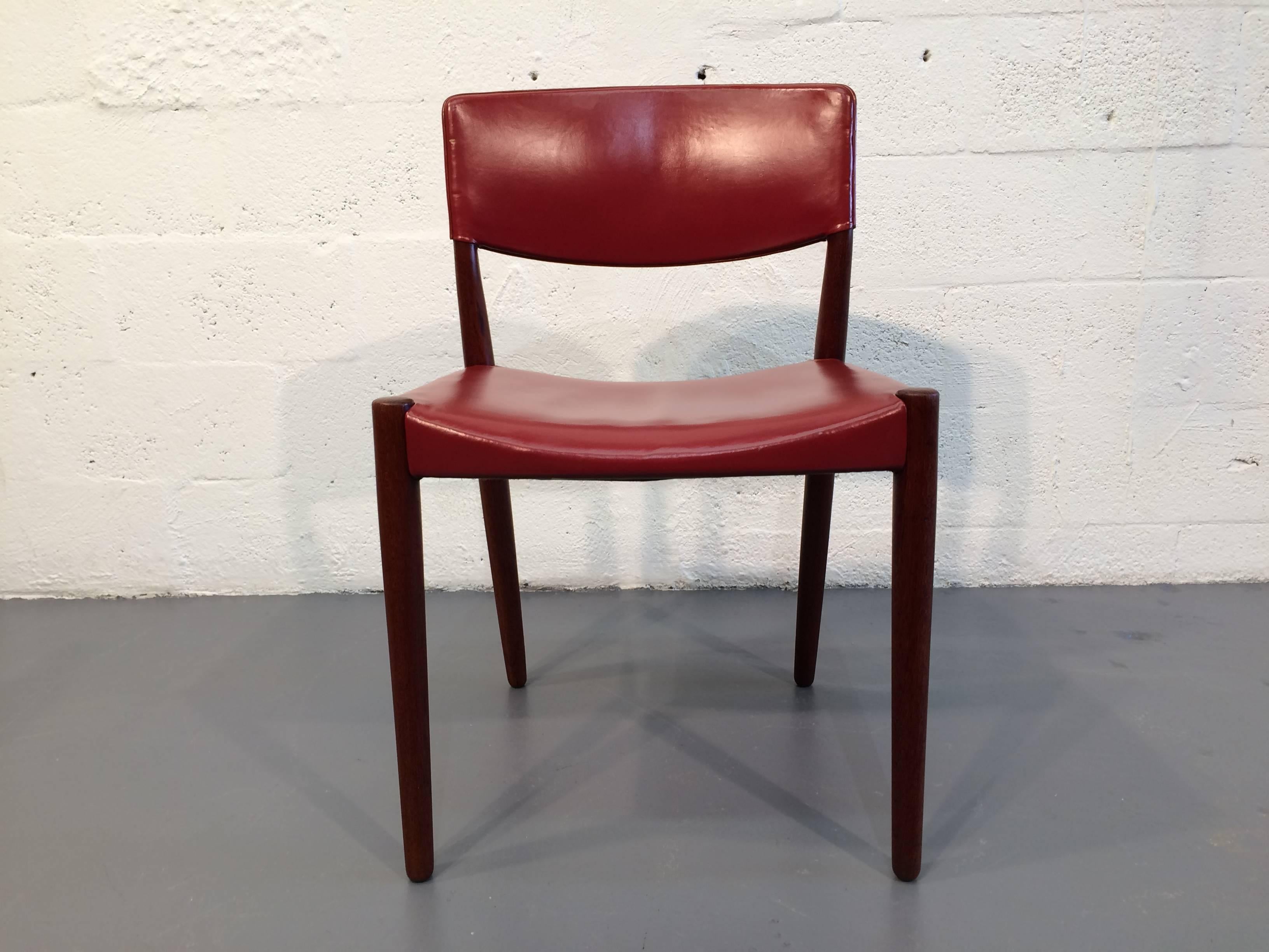 Mid-Century Modern Huit chaises de salle à manger par Ejner Larsen & Aksel Bender Madsen en cuir rouge teck brun en vente