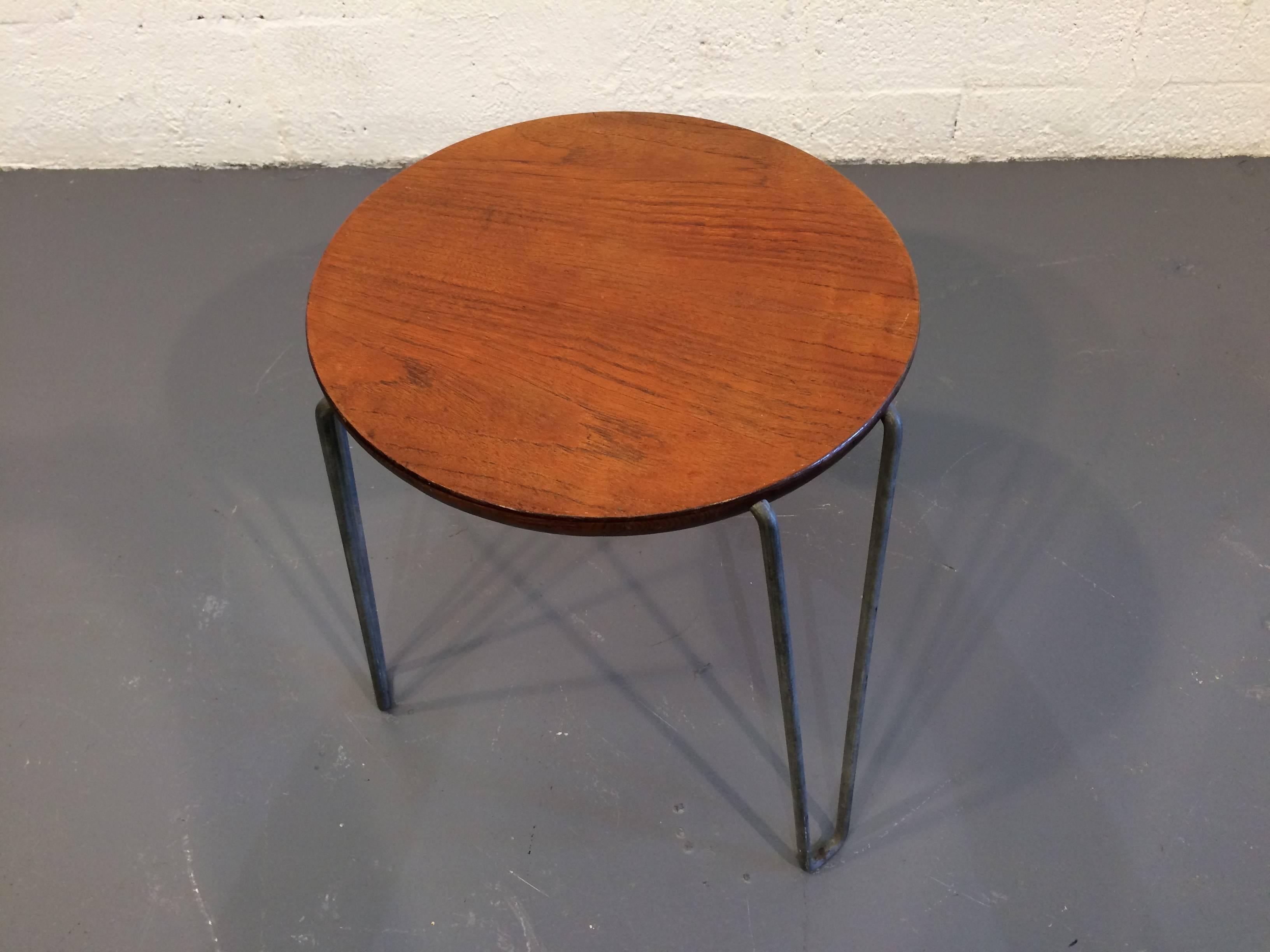Beautiful Three-Legged Mid-Century Modern Stool In Good Condition For Sale In Miami, FL
