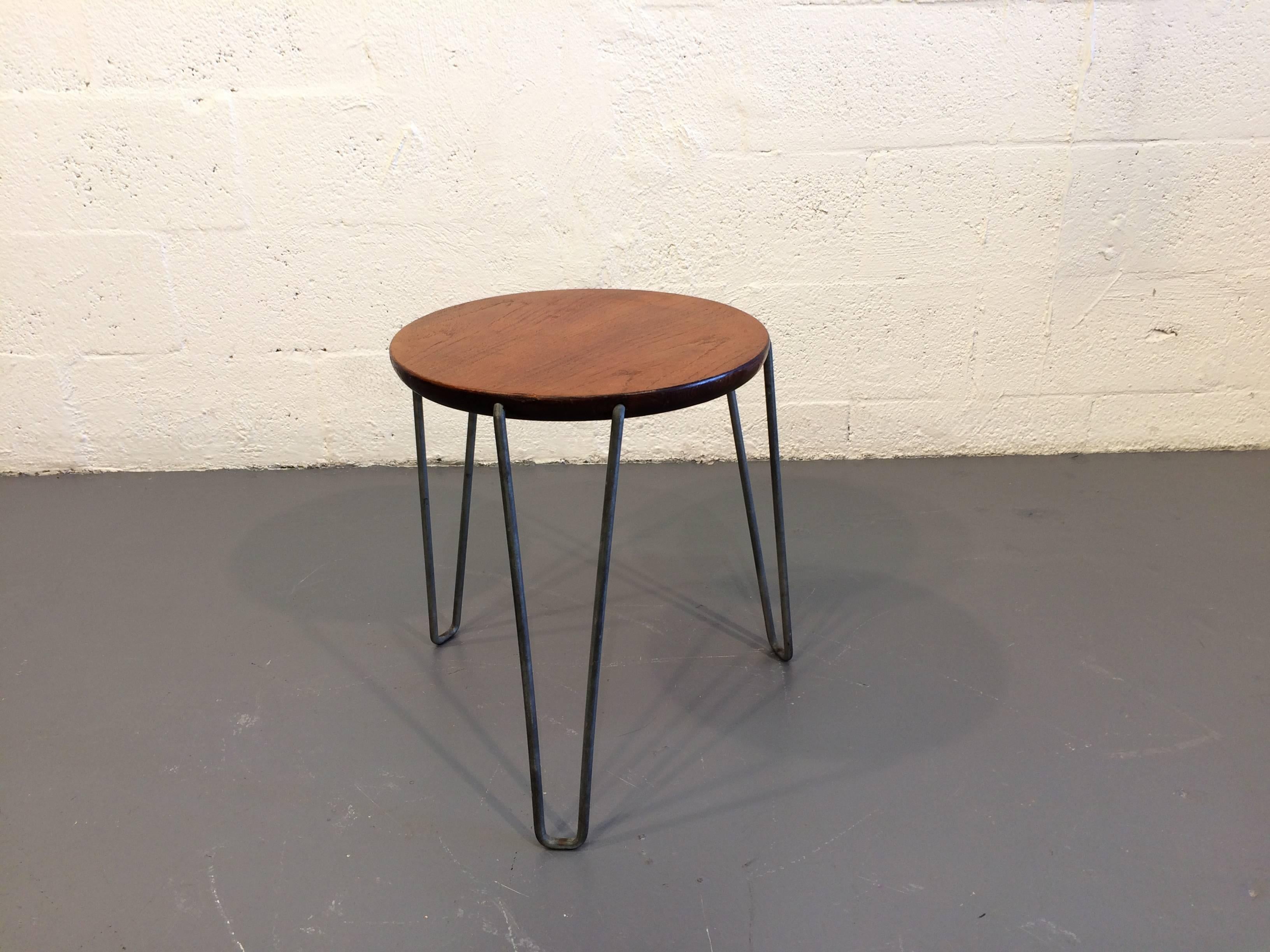 Magnifique tabouret à trois pieds de style mi-siècle moderne en vente 3