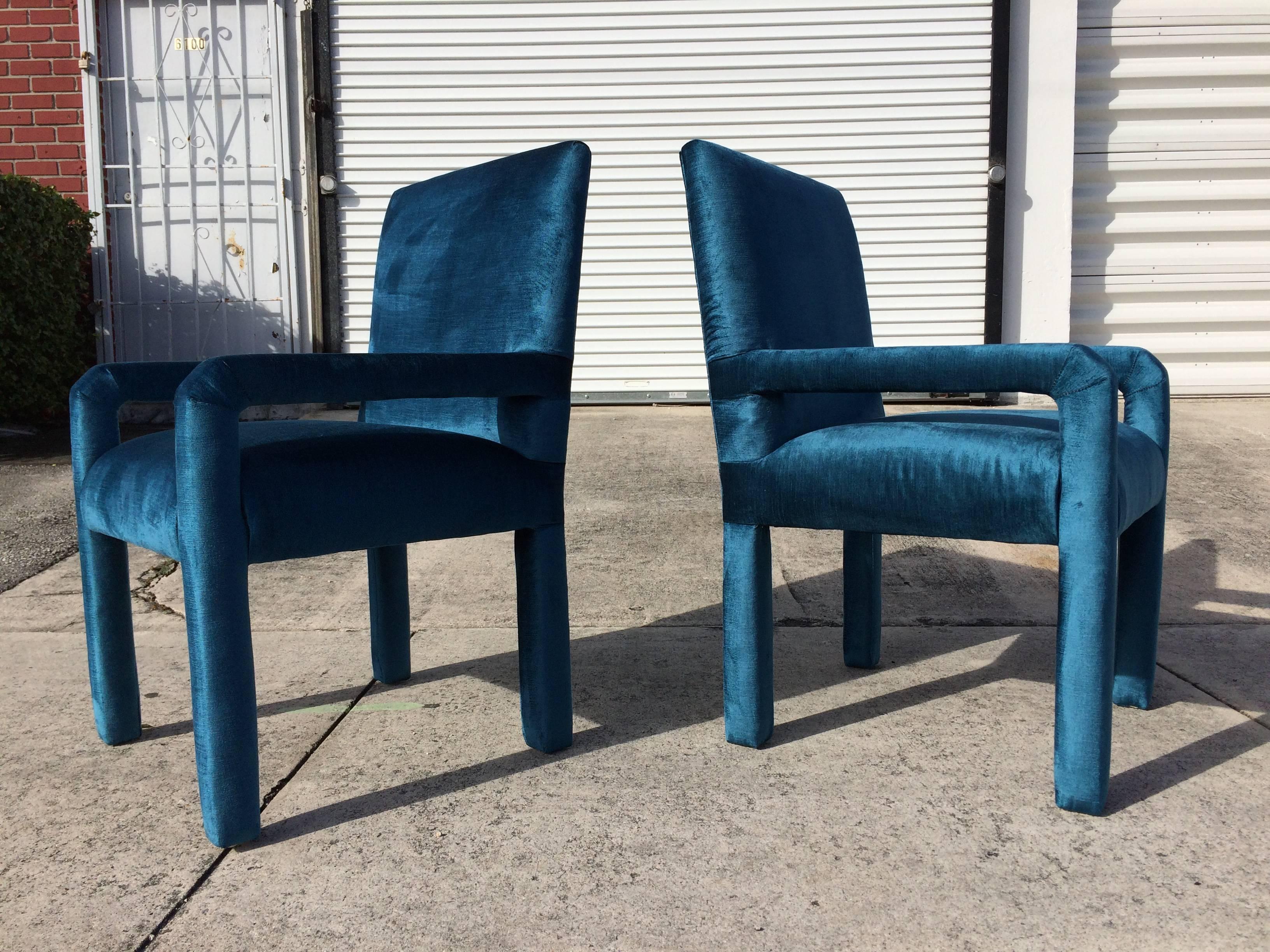 Deux chaises Parsons en velours bleu lagon.
 
