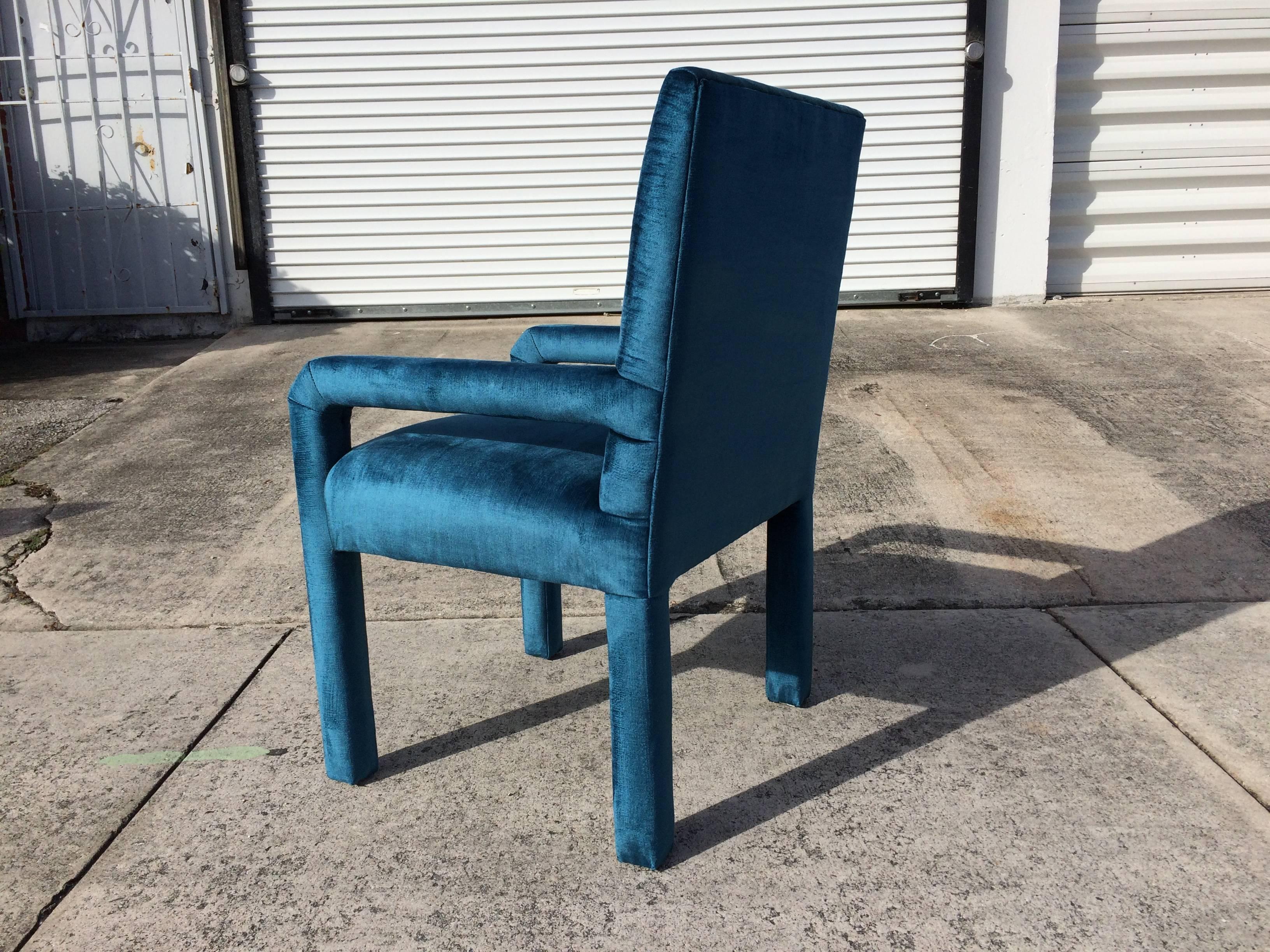 Pair of Mid-Century Modern Parson Chairs, Lagoon Blue Velvet In Good Condition For Sale In Miami, FL
