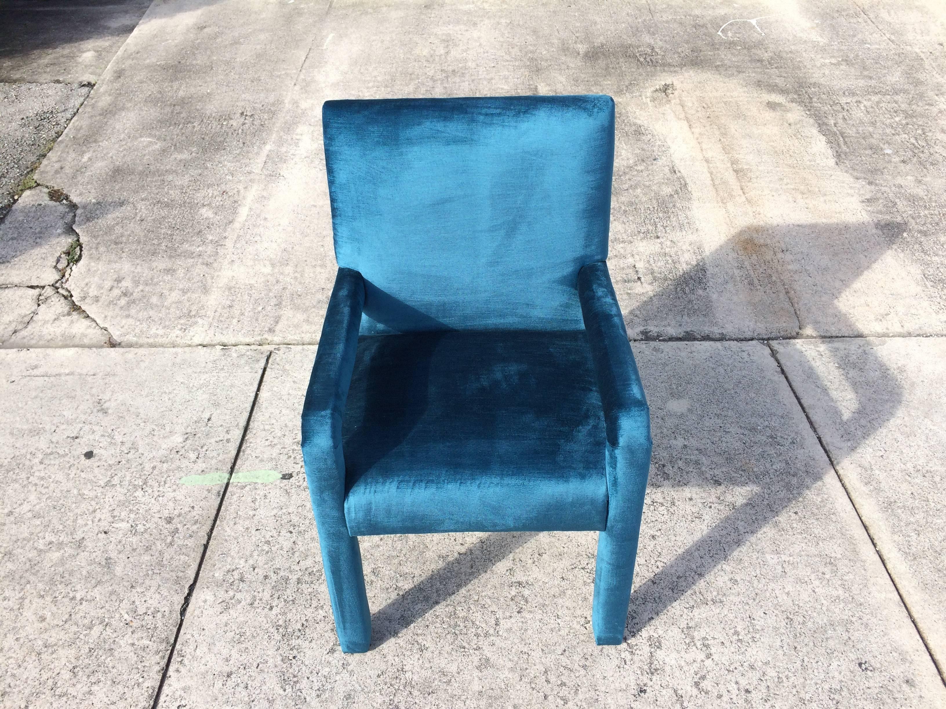 Pair of Mid-Century Modern Parson Chairs, Lagoon Blue Velvet For Sale 4