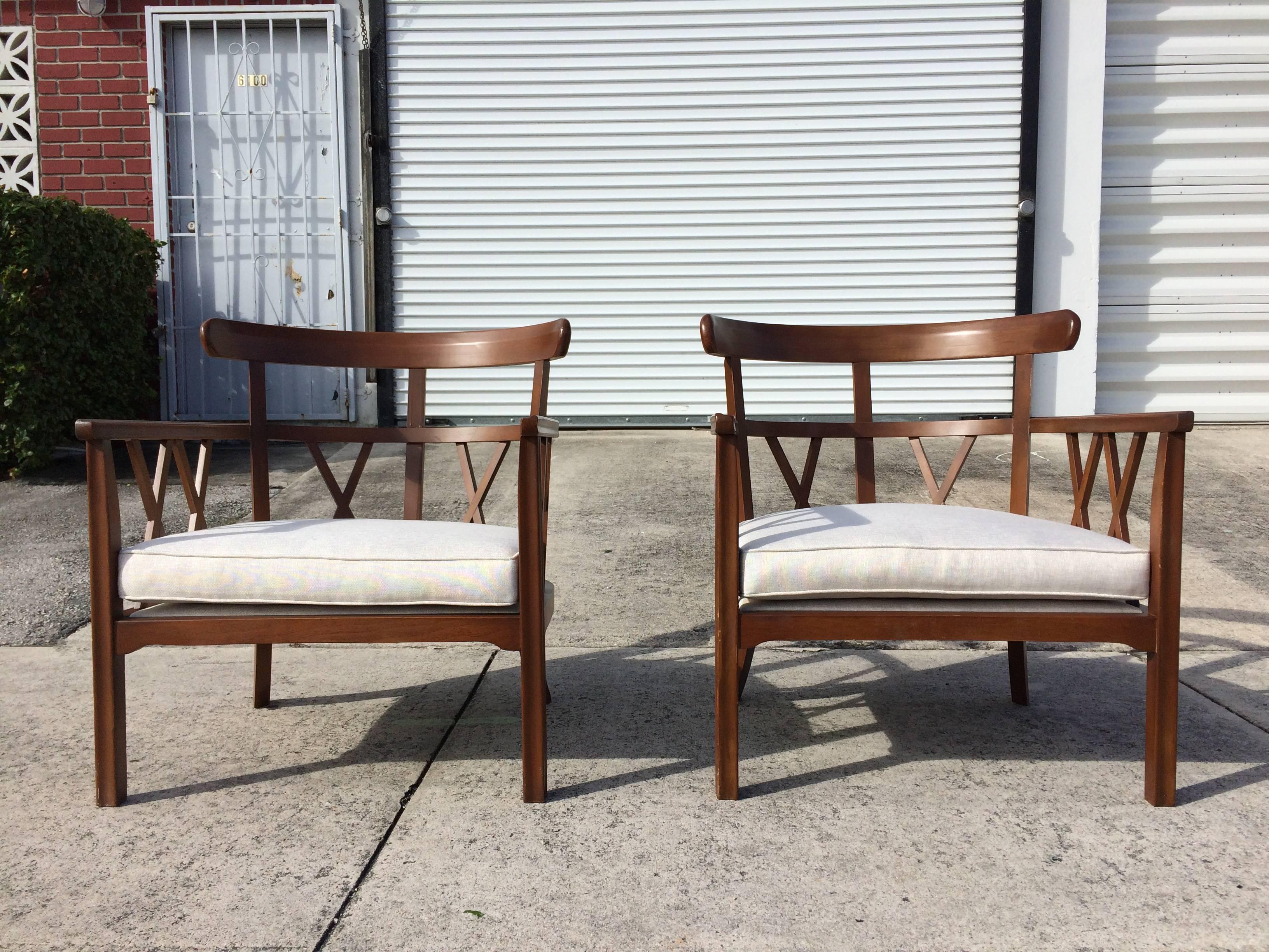 Pair of Mid-Century Modern Lounge Chairs In Good Condition In Miami, FL