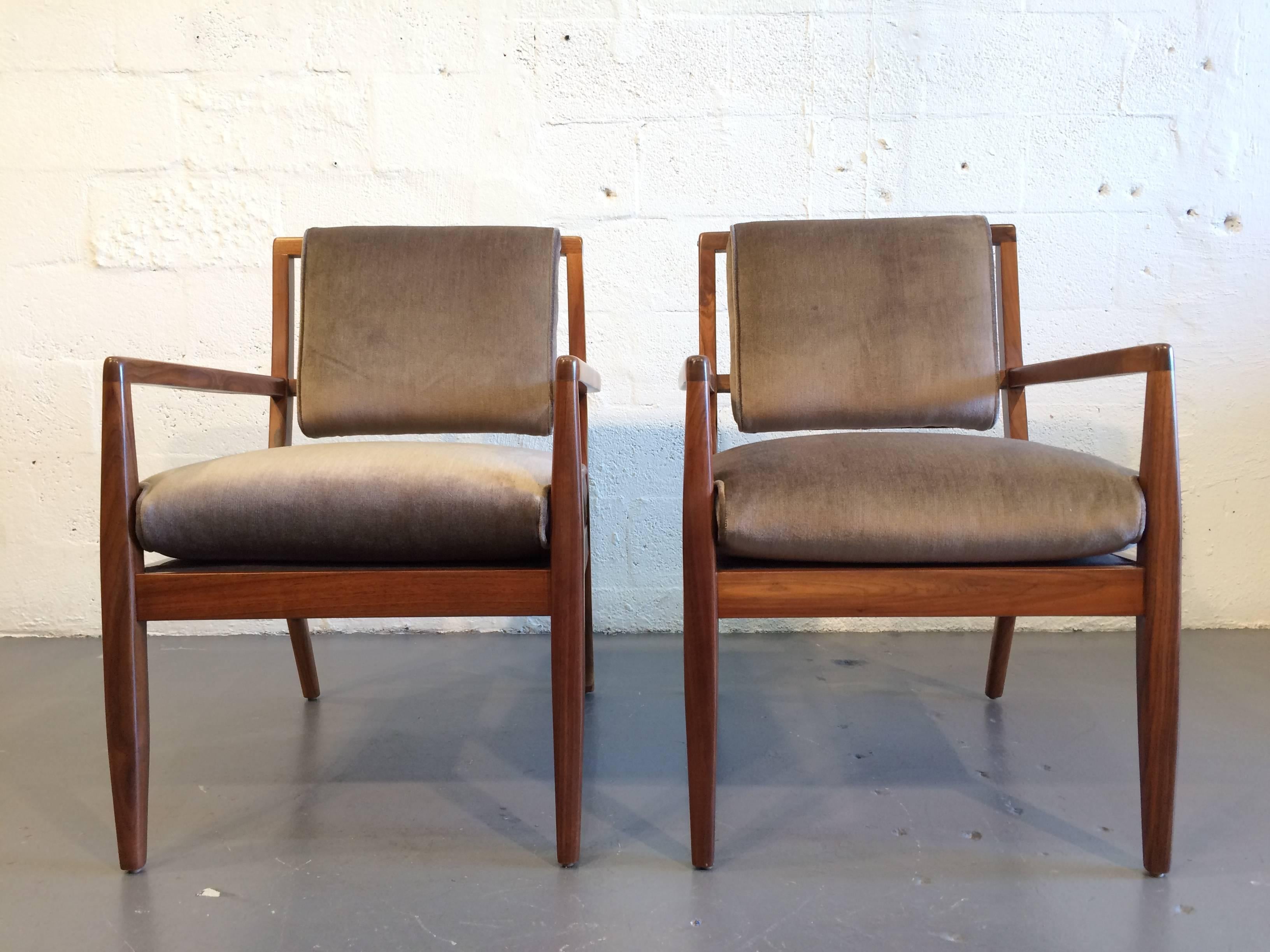 American Pair of Mid-Century Modern Walnut Armchairs, USA, 1950s