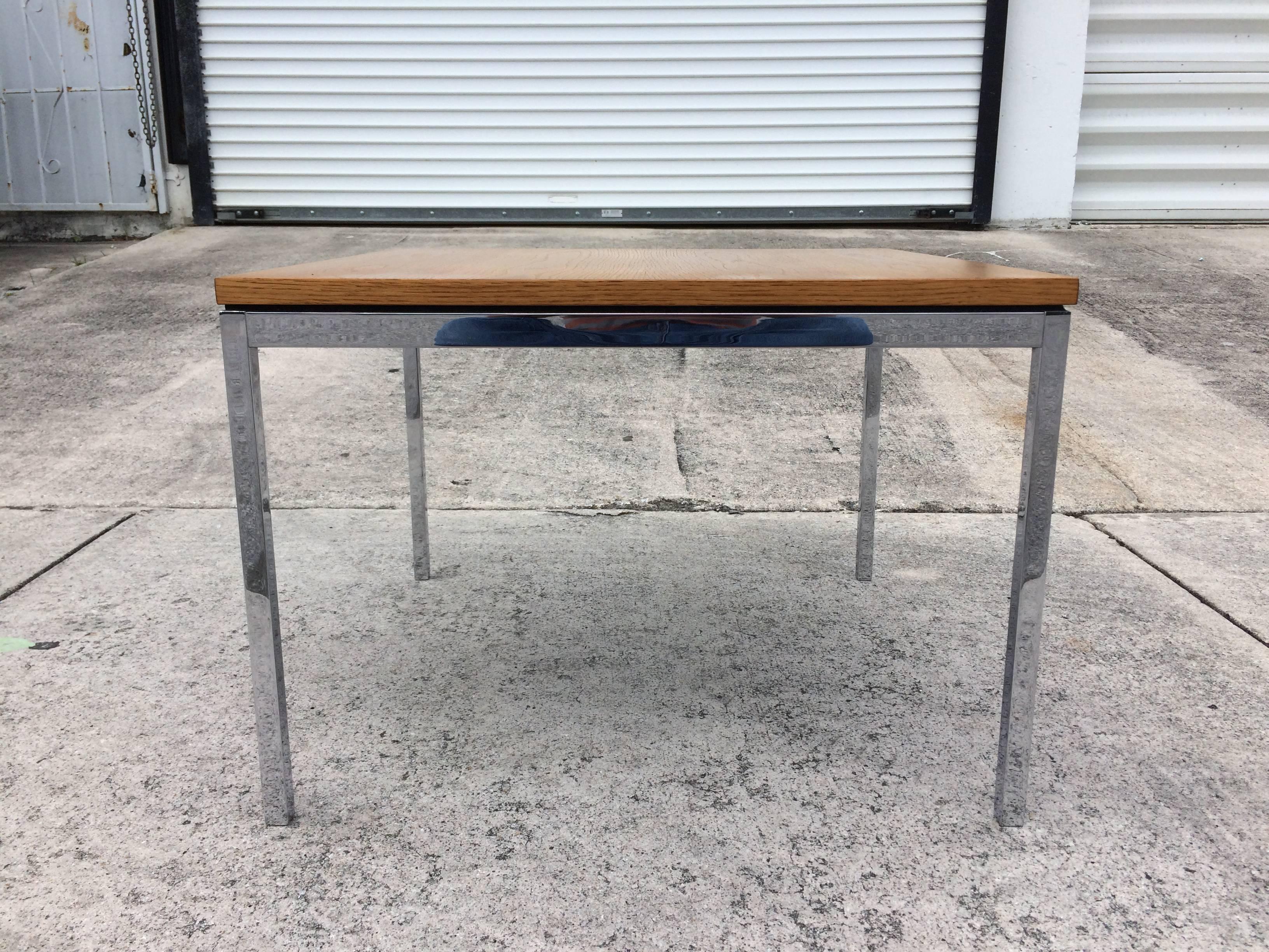 Florence Knoll, Beistelltisch aus Eiche auf Chrombeinen, USA, 1970er Jahre (Moderne der Mitte des Jahrhunderts) im Angebot