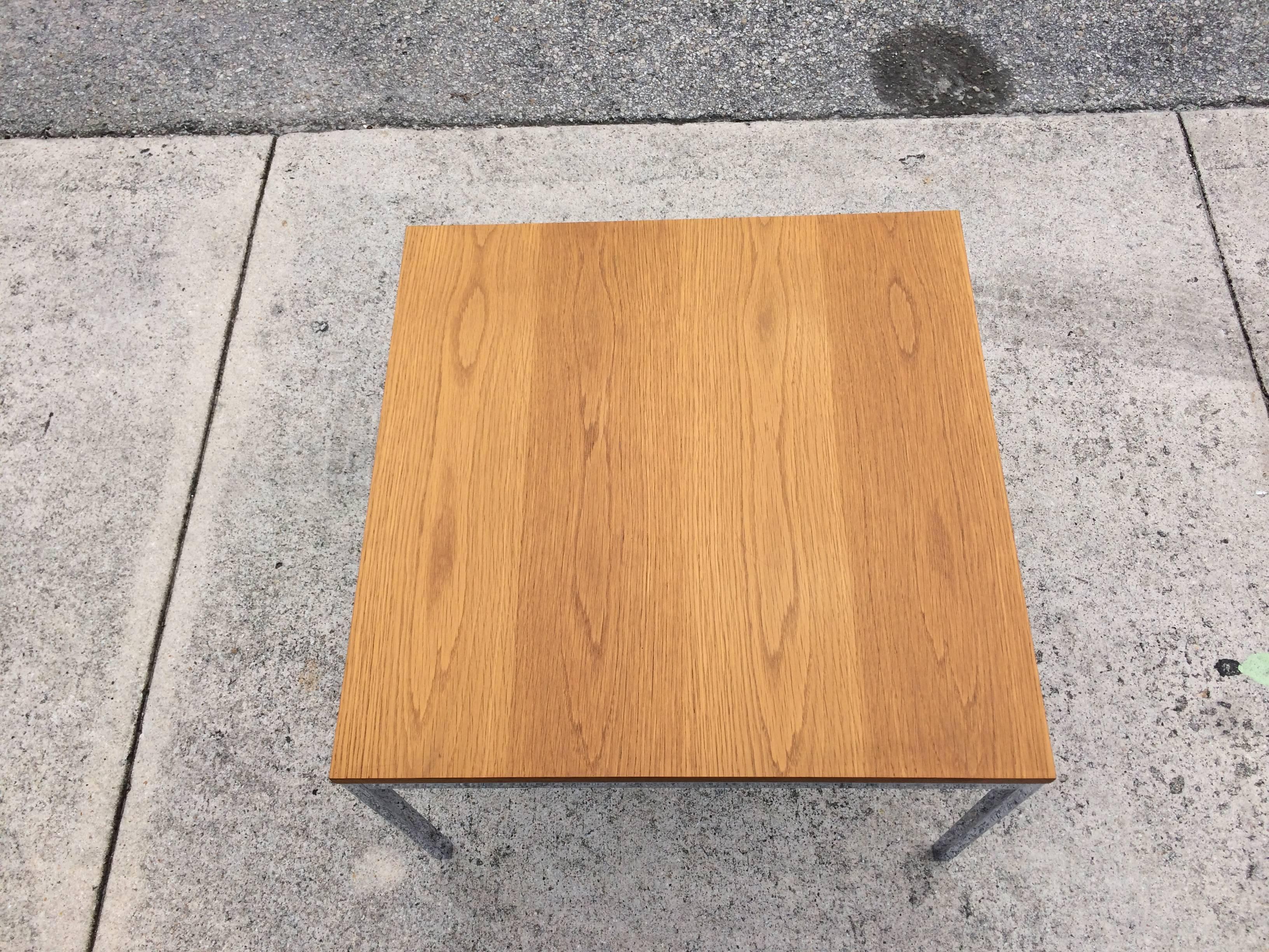 Florence Knoll, Beistelltisch aus Eiche auf Chrombeinen, USA, 1970er Jahre (amerikanisch) im Angebot